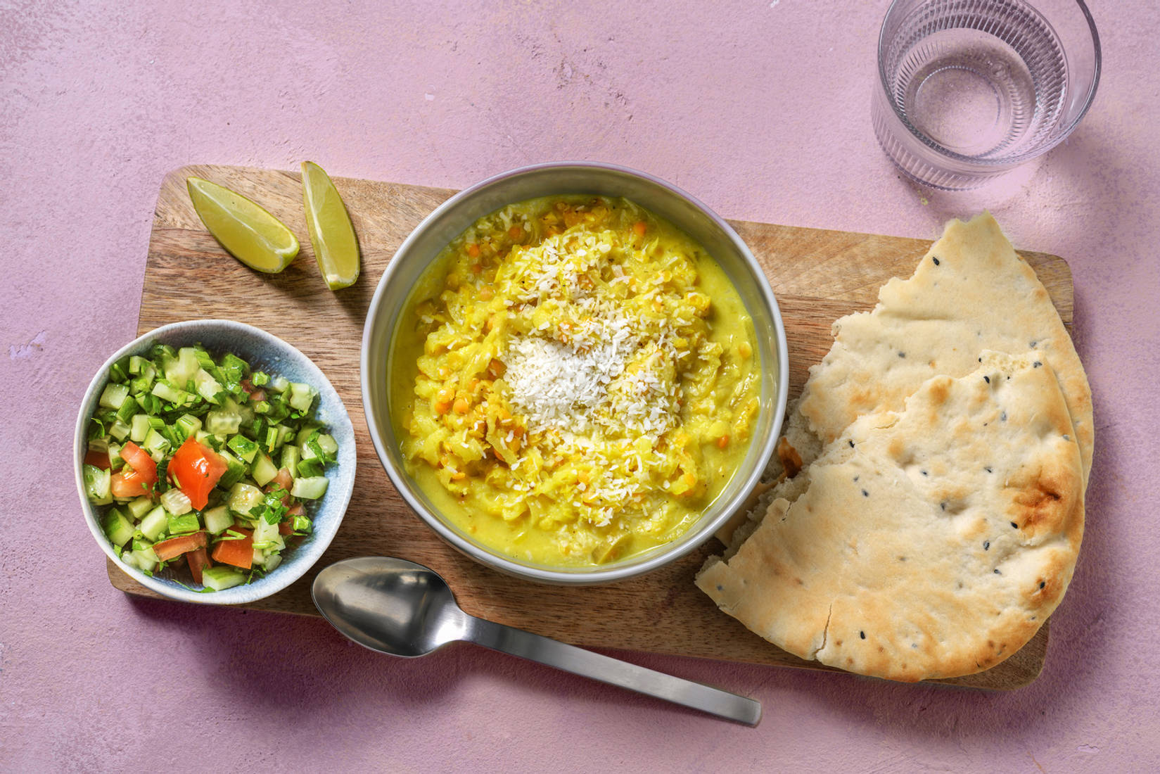 Dahl met een frisse salsa en naanbrood