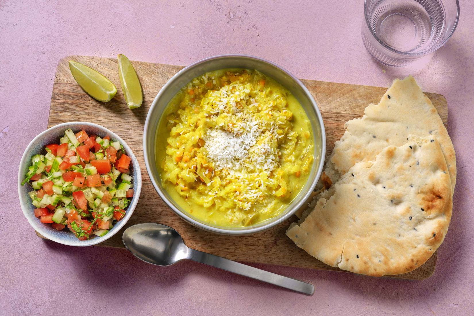 Dahl et salsa rafraîchissante avec pain naan