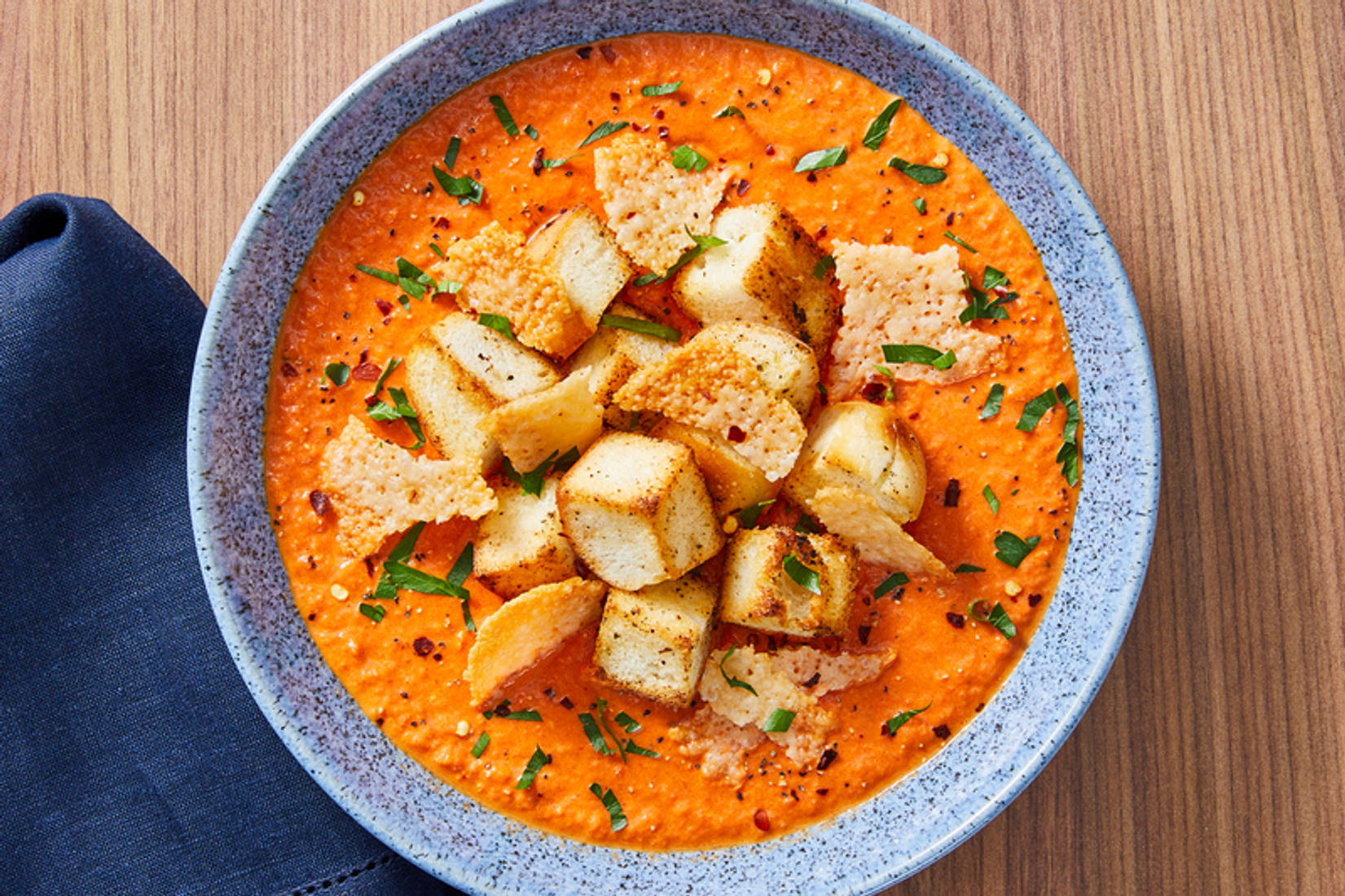 Soupe crémeuse épicée aux poivrons rouges et croustillants de parmesan