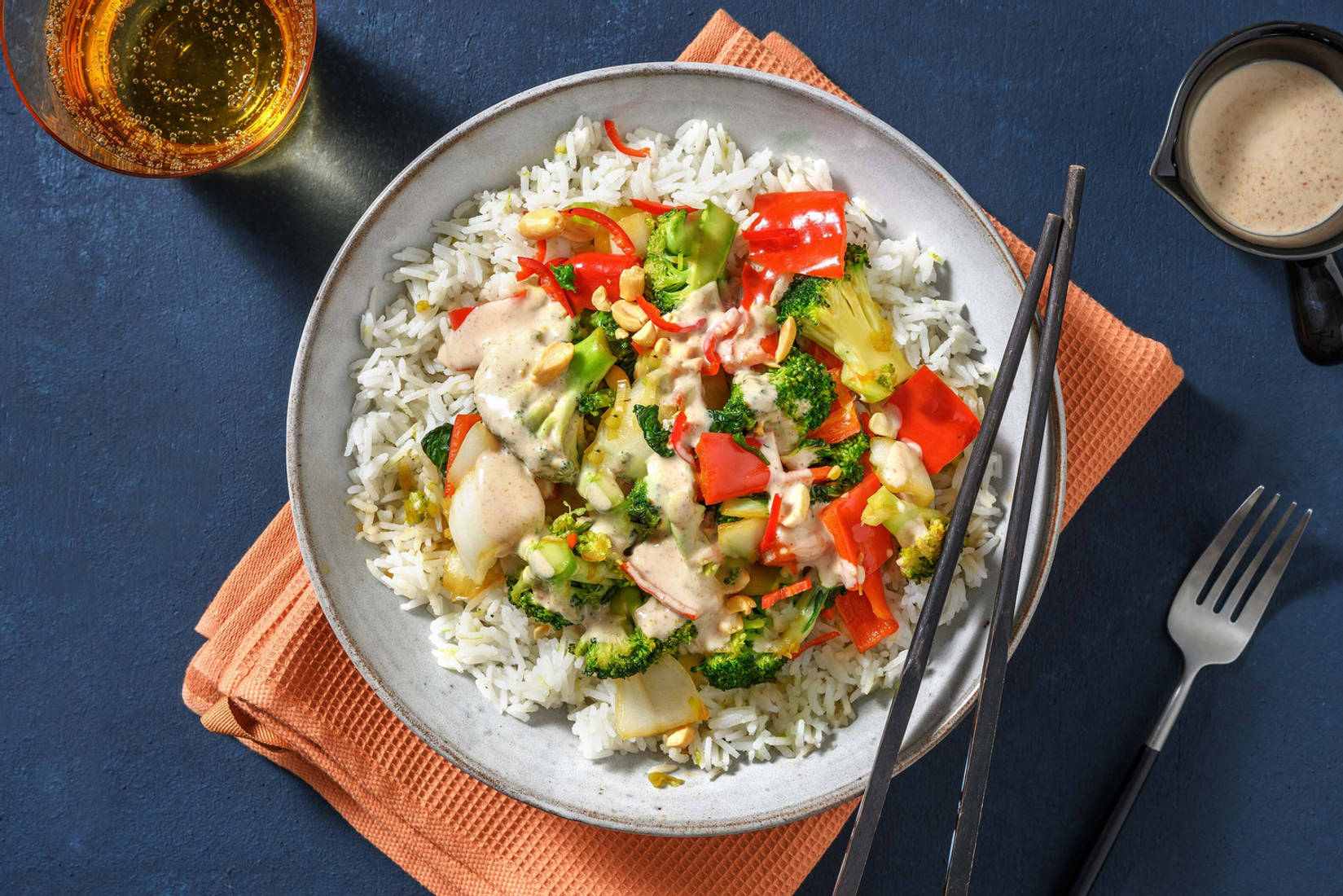 Erdnuss-Kokos-Bowl mit Pak Choi und Broccoli
