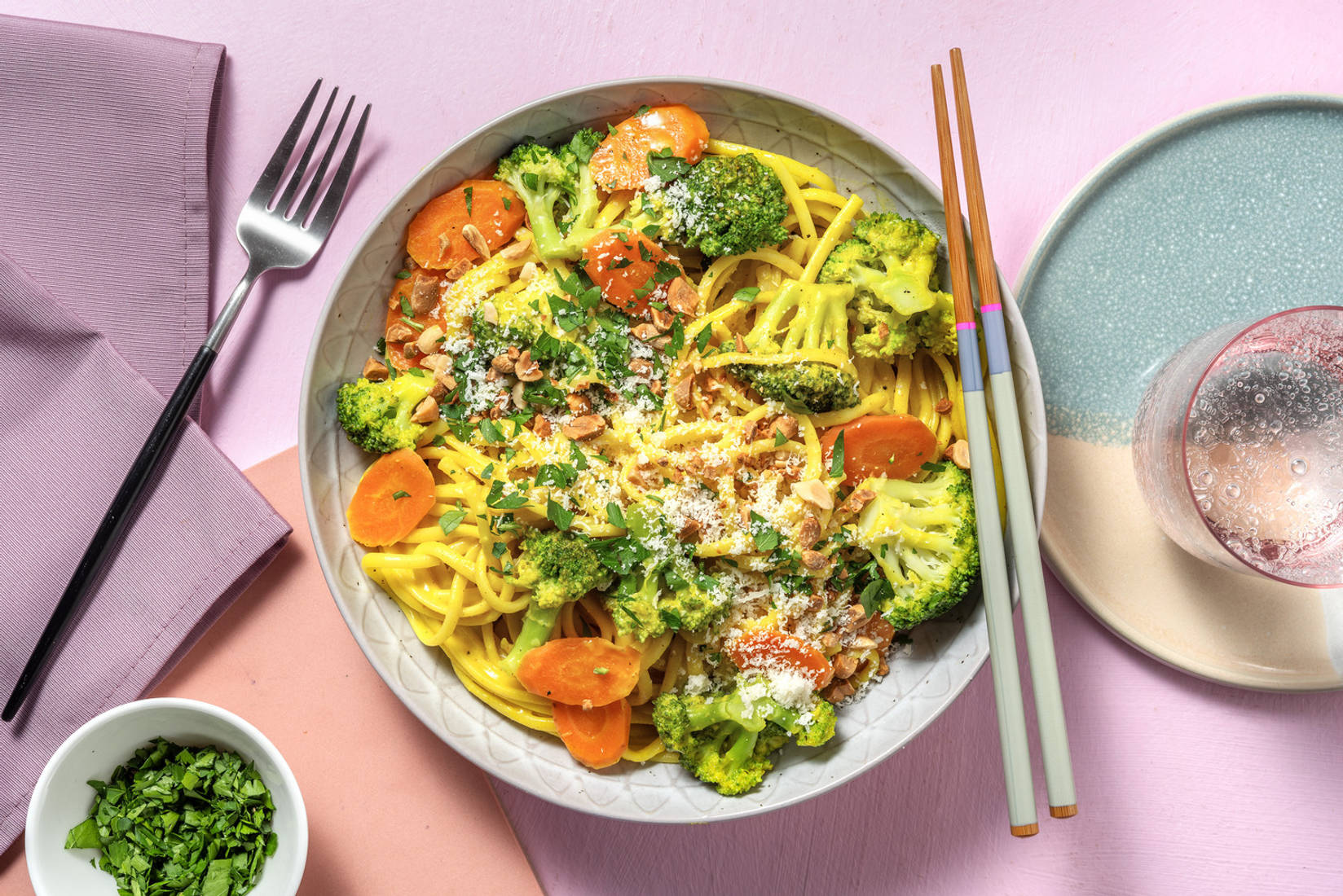 Frische Bandnudeln in Curry-Sahne-Soße mit Brokkoli