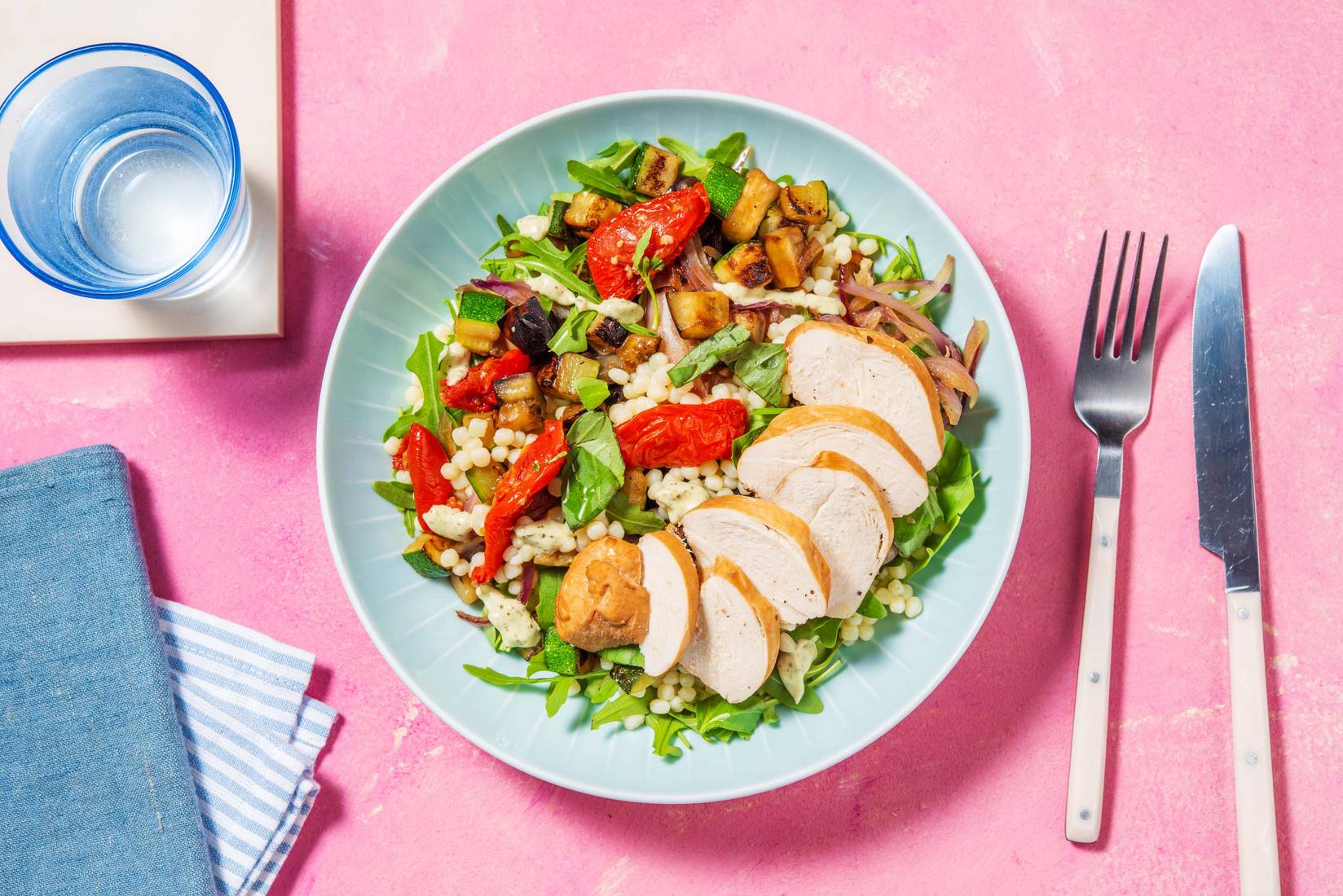 Frisse parelcouscous met gerookte kip