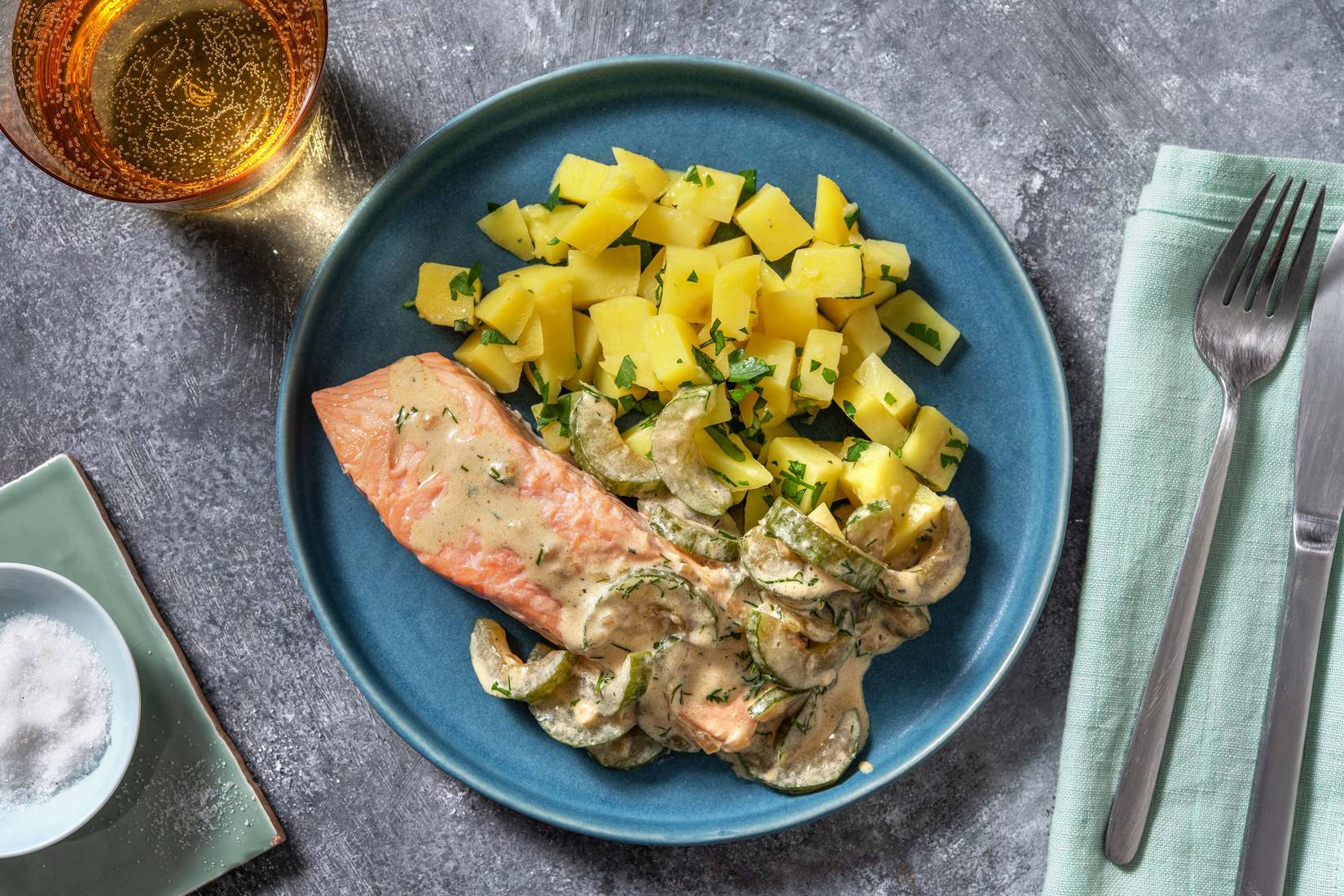 Gedämpfter Lachs mit geschmorter Gurke