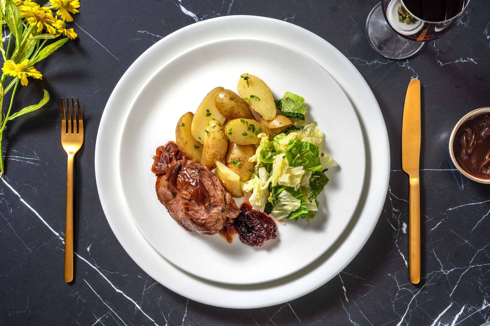 Gebratenes Hirschsteak mit Zwiebelsoße