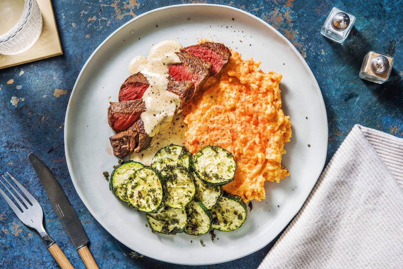 Gebratenes Rindersteak mit Kräuter-Zucchini