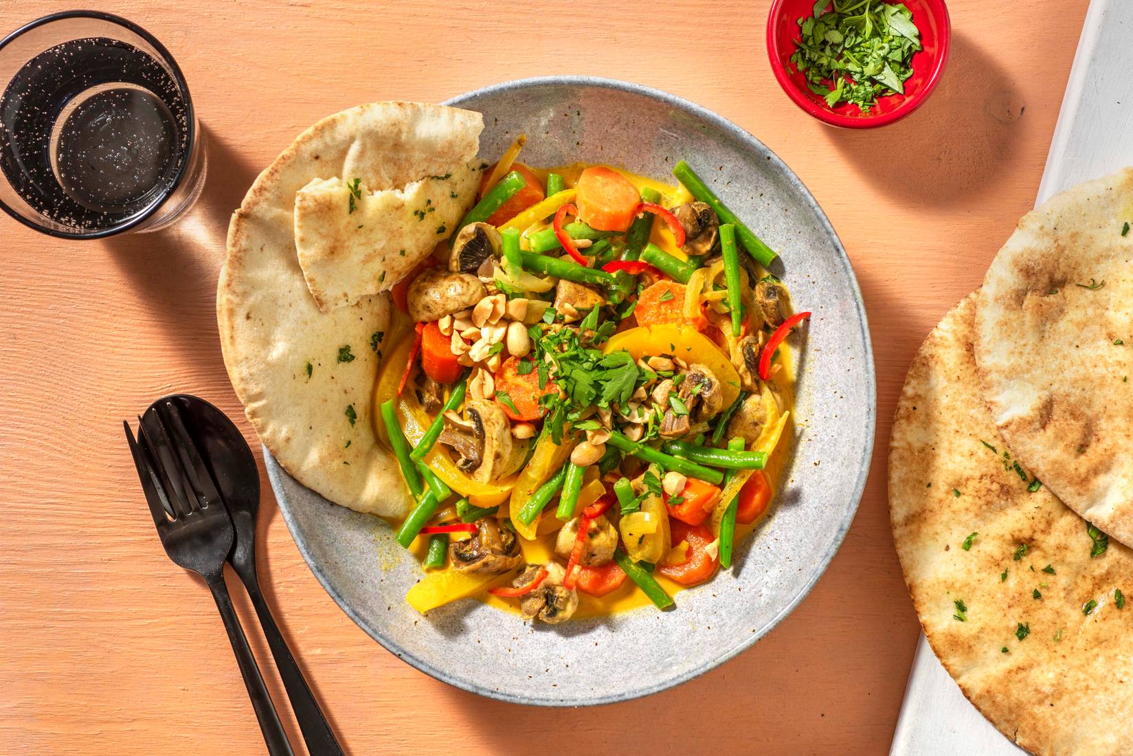 Gelbes Curry mit Varoma-Gemüse, Erdnüssen und Fladenbrot