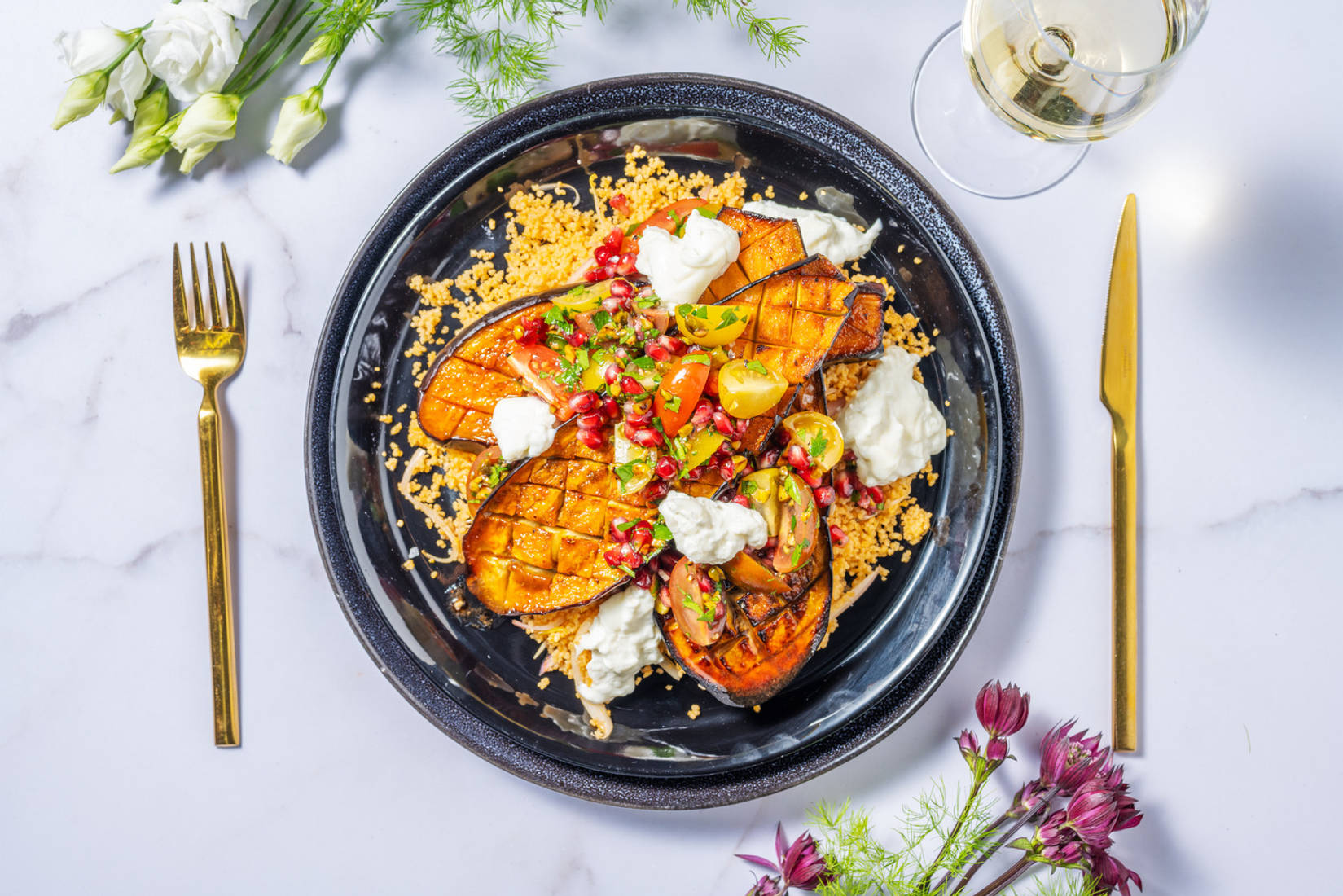 Geröstete Honig-Harissa-Aubergine mit Burrata