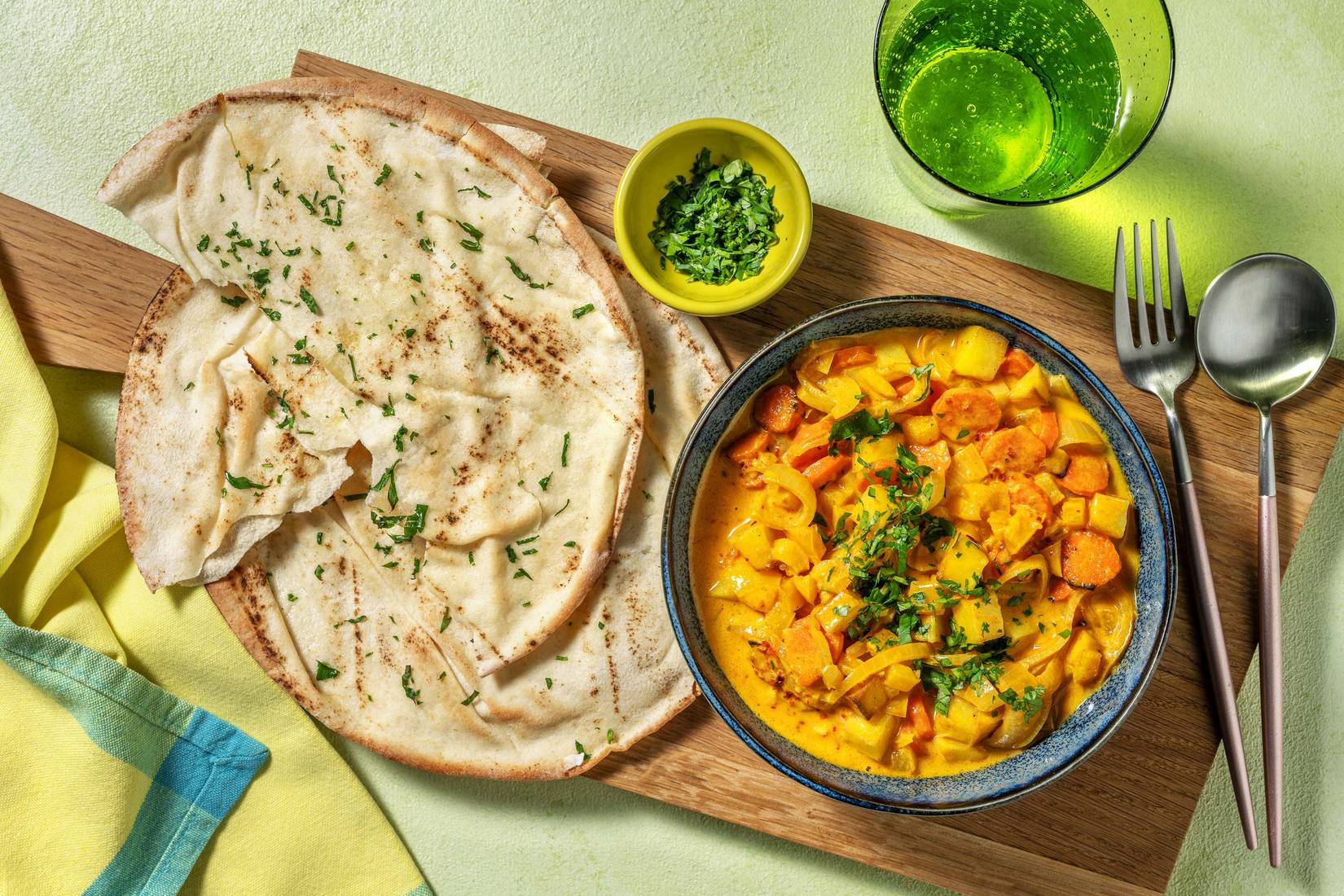 Goldenes Curry mit buntem Gemüse