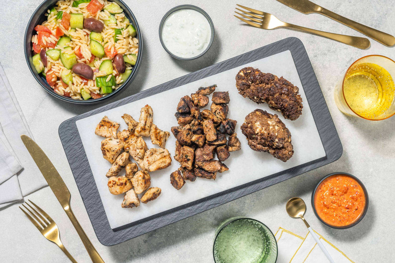 Griechische Grillplatte mit zweierlei Souflaki