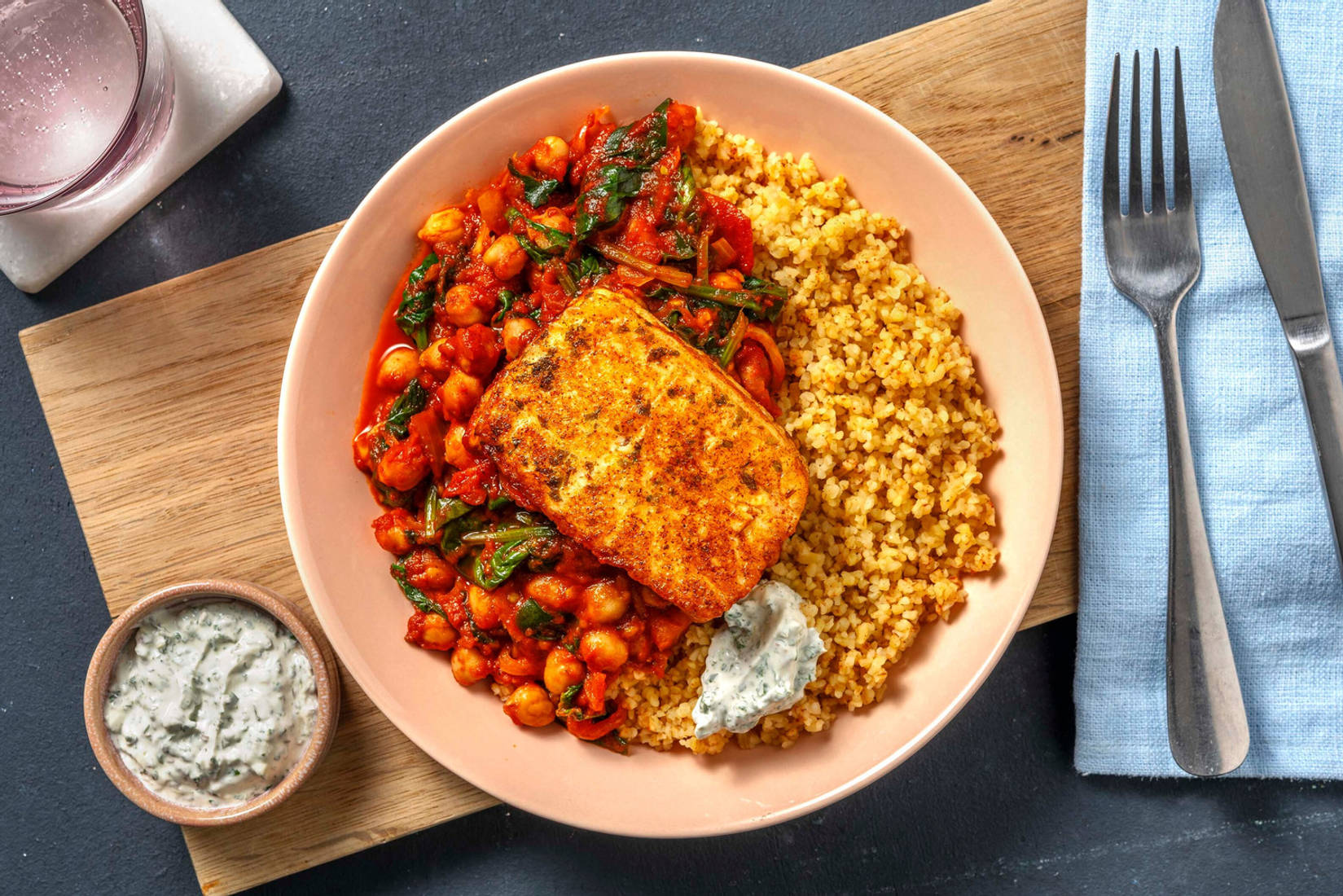 Grillkäse auf Kichererbsen-Spinat-Bett