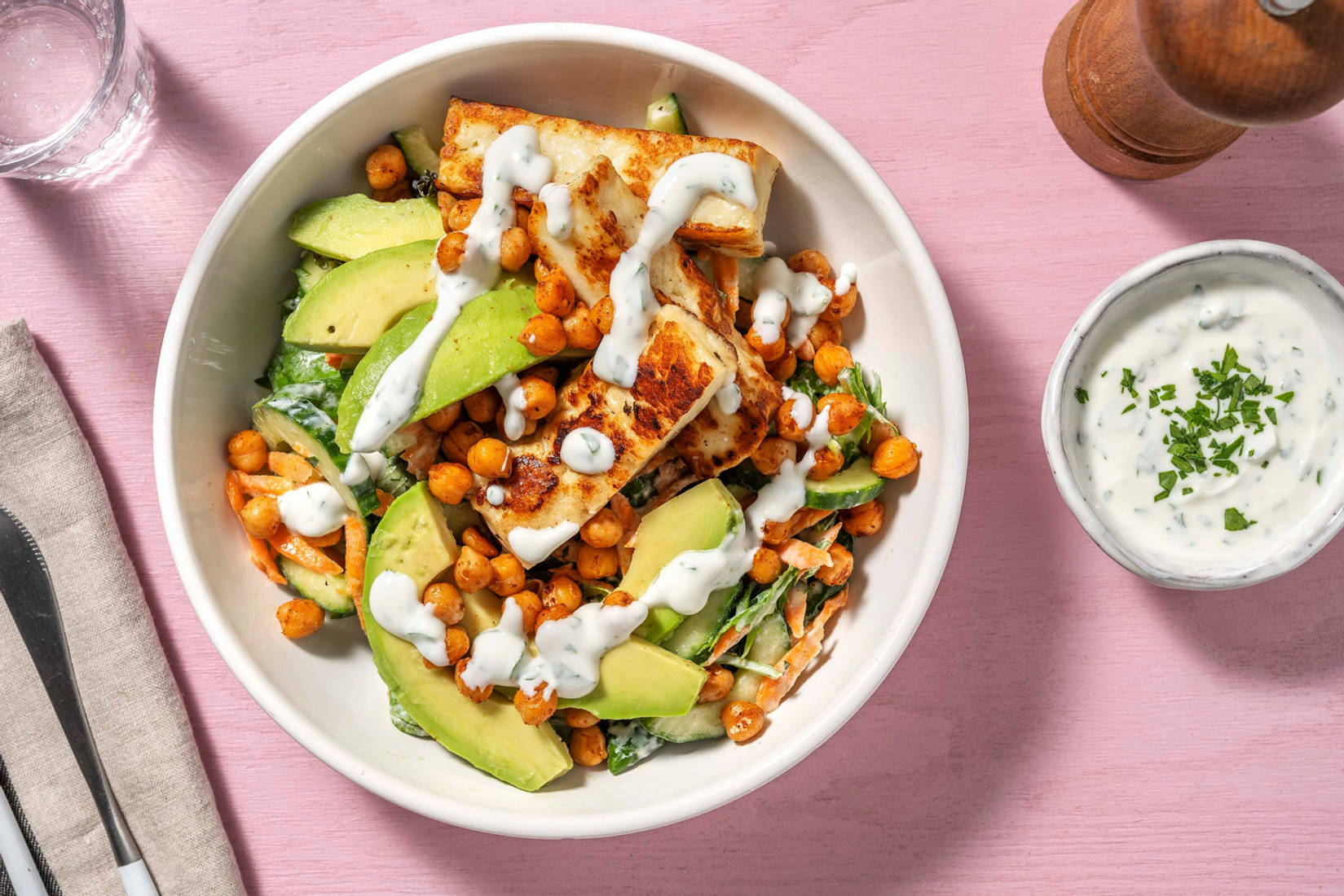 Grillkäse-Bowl mit Röst-Kichererbsen & Avocado