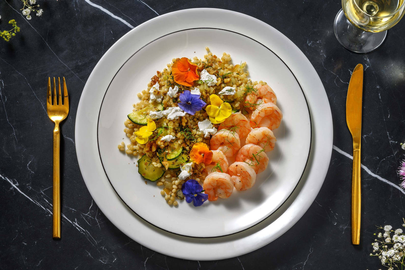 Grosses crevettes marinées au citron et à l'ail