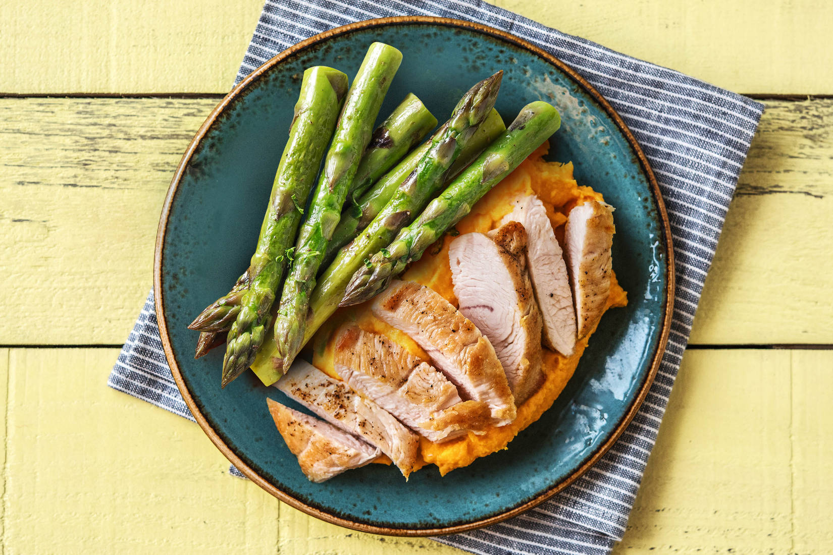 Pouletbrustfilets mit scharfem Spargel