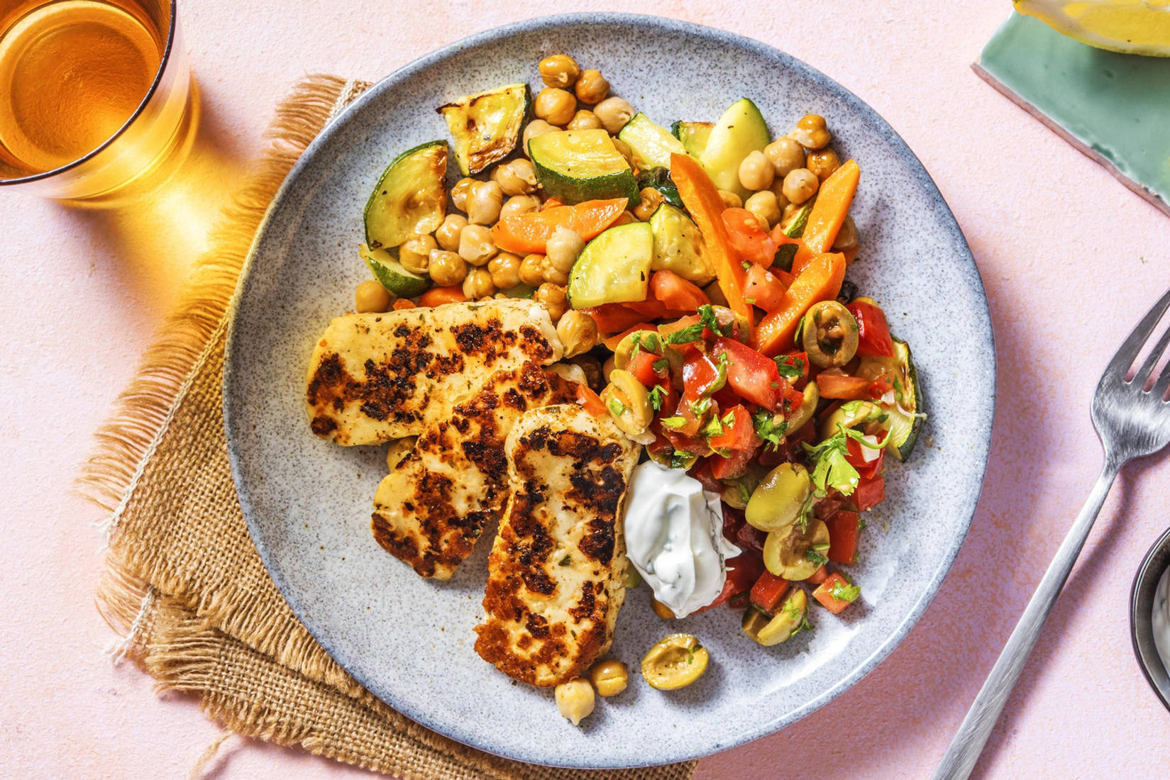 Halloumi auf rauchigem Kichererbsengemüse