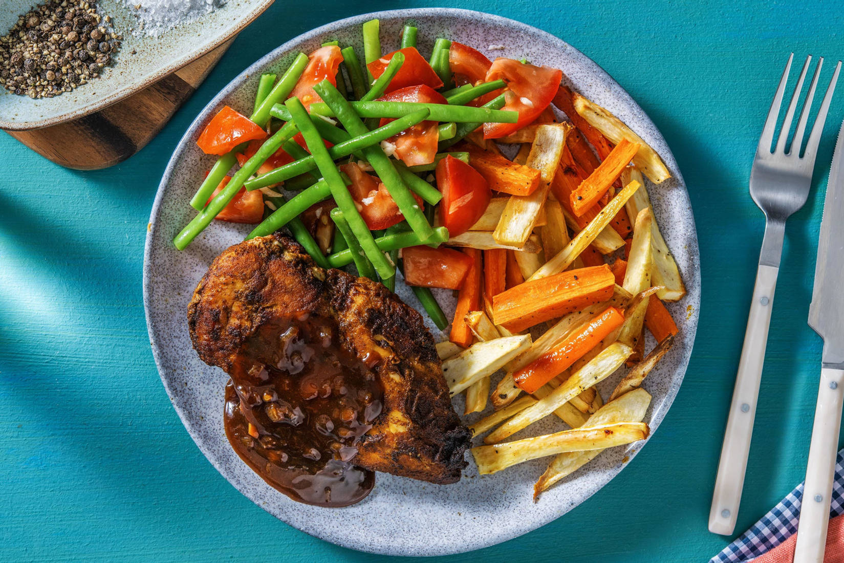Harissa-Hähnchenfilet mit Pastinake & Pflaumen-Balsamico-Soße