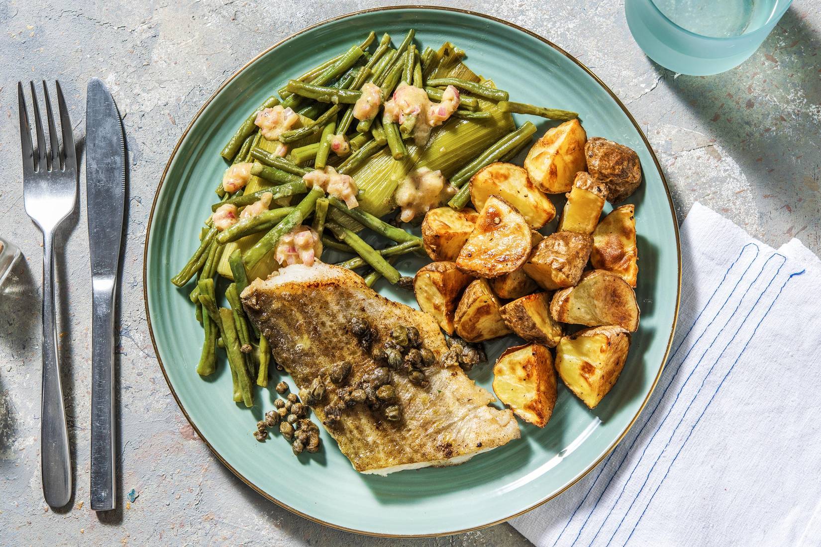 Cabillaud préparé avec une sauce au beurre et des câpres