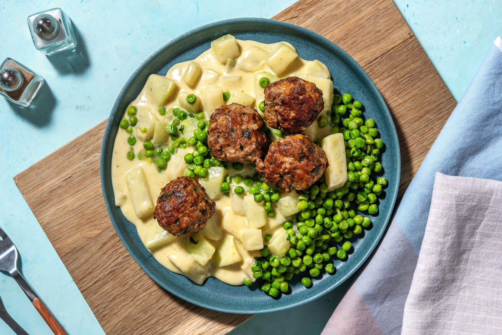 Käsige Hackbällchen mit Rahmkohlrabi