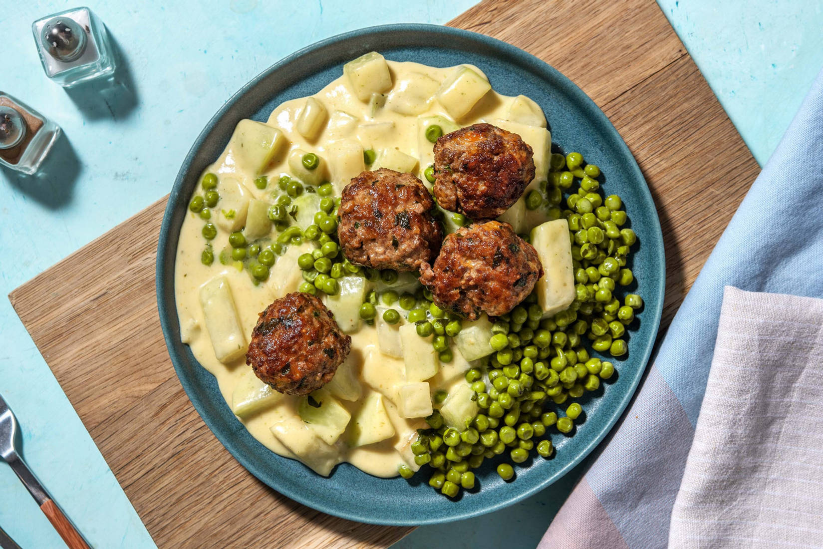 Käsige Hackbällchen mit Rahmkohlrabi