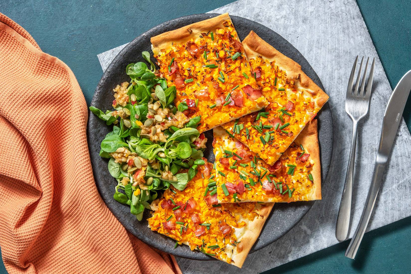 Kürbis-Honig-Flammkuchen mit Speck