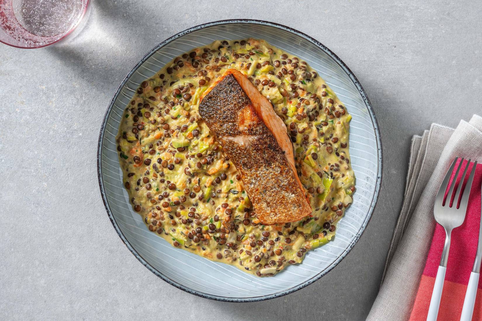 Lachs auf Porreegemüse mit scharfen Linsen