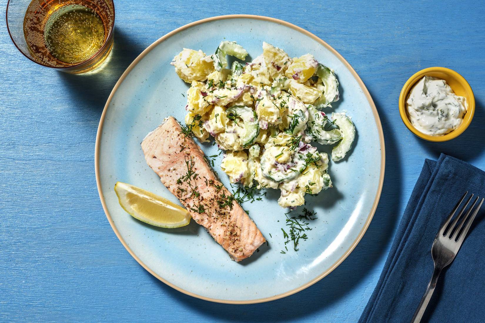 Lachsfilet mit Kartoffel-Gurken-Salat und Dill