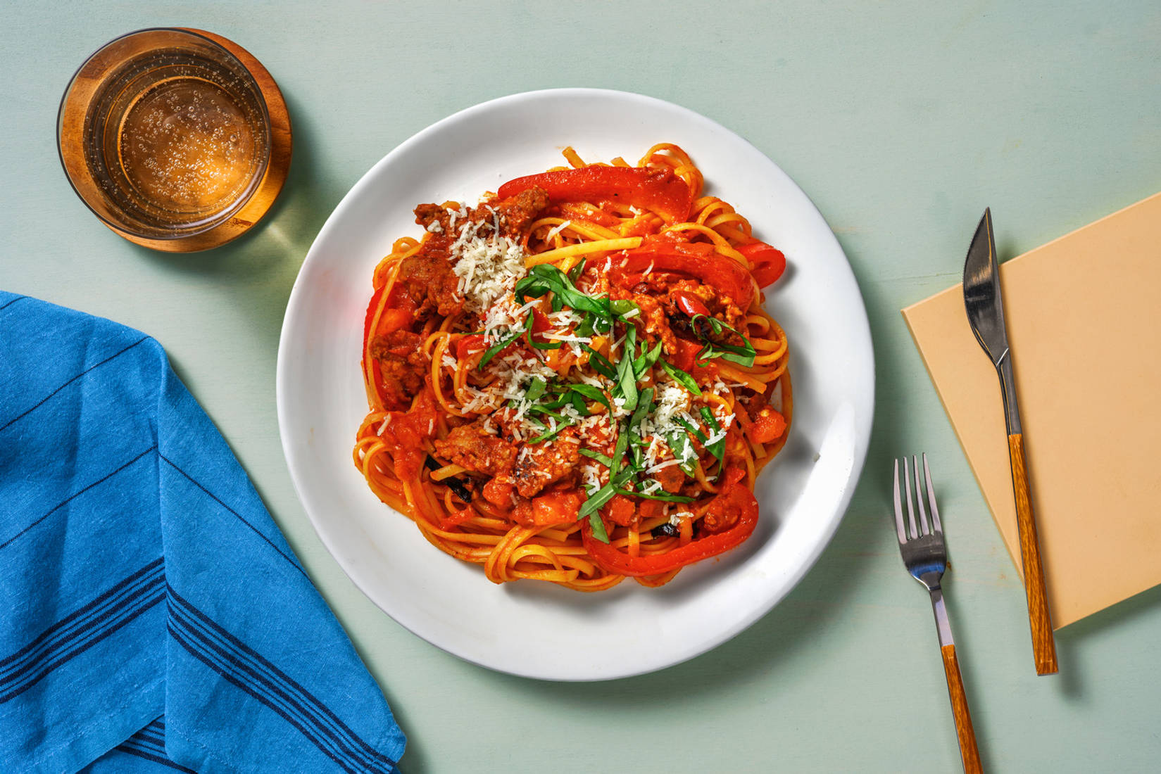 Linguine met boerenworst in pittige rode saus