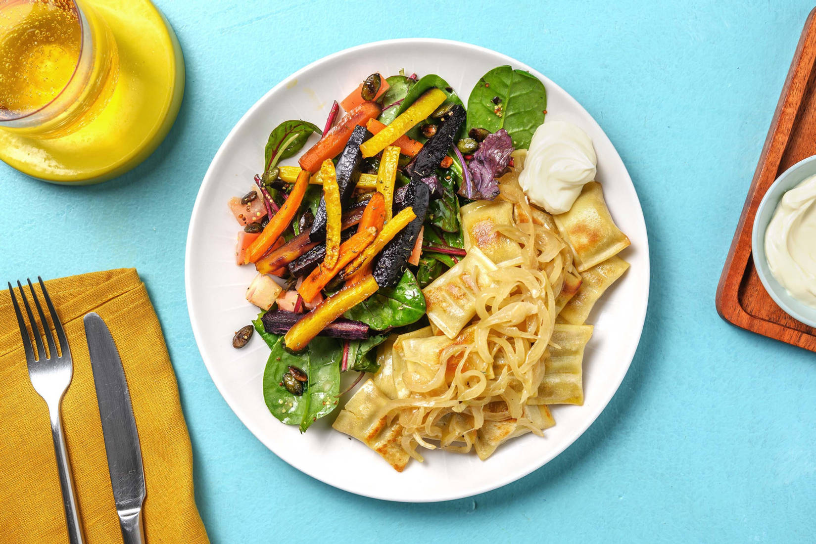Maultaschen auf Wurzelgemüse-Salat