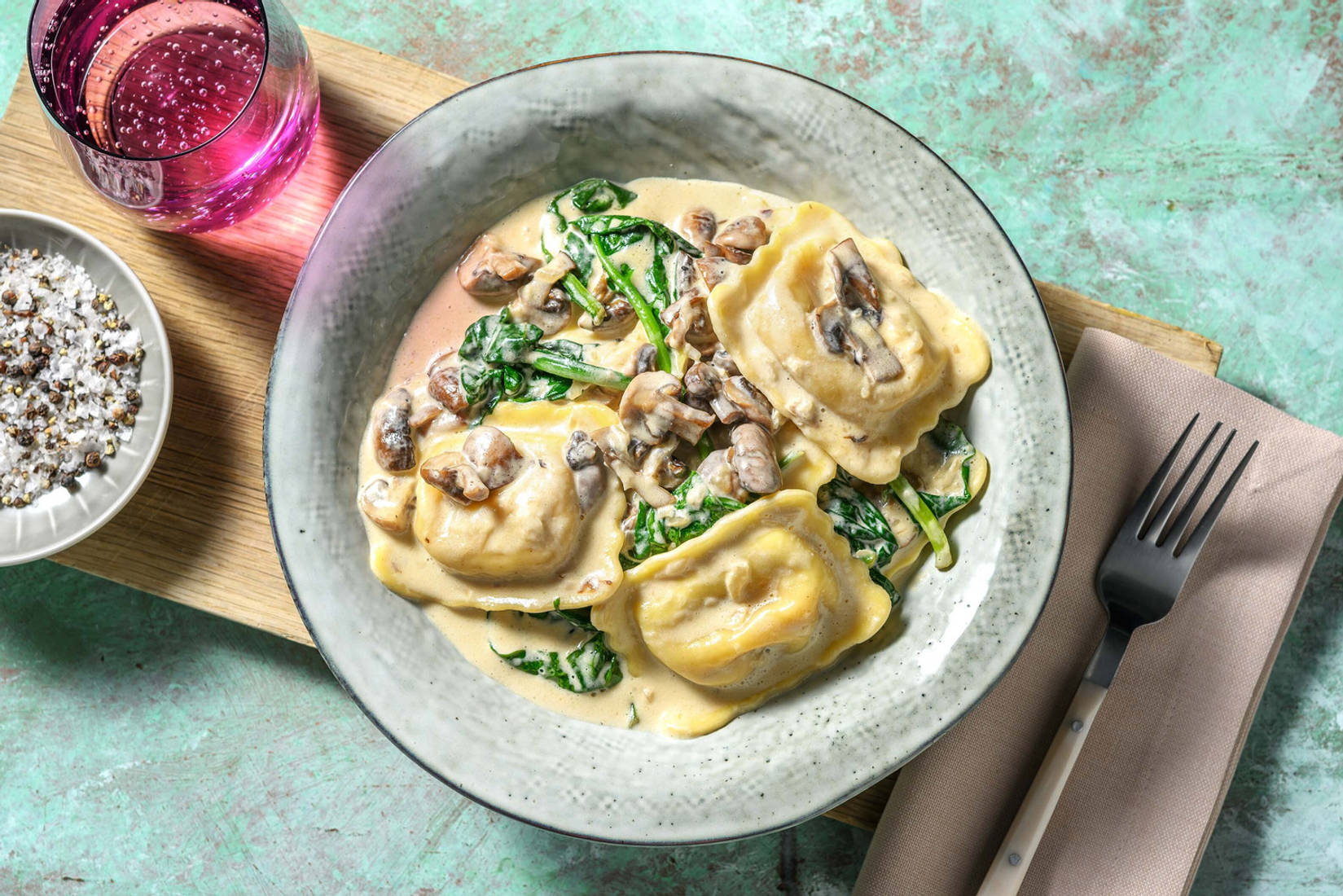 Maxi-Ravioli mit Tomate-Mozzarella-Füllung