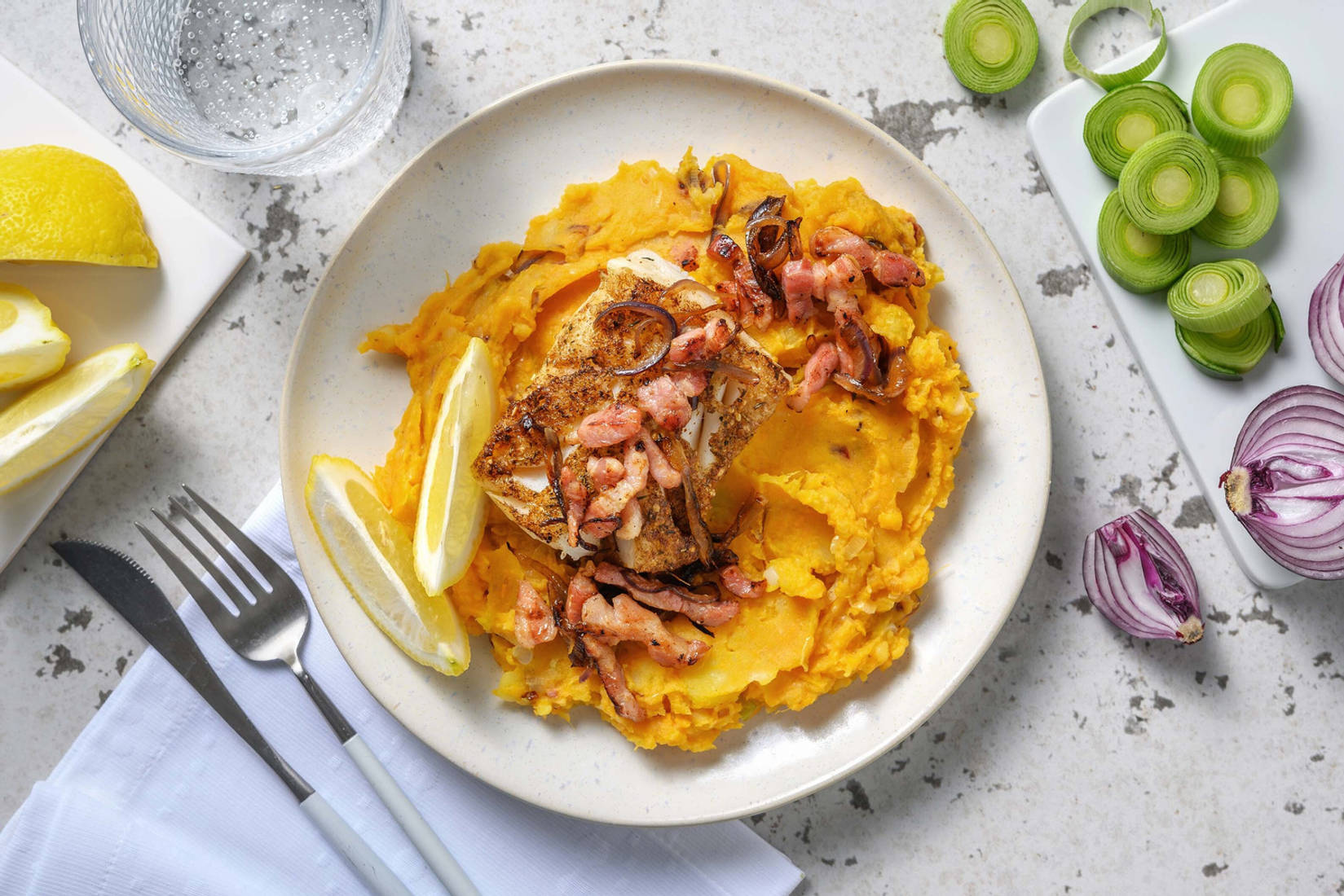 Heekhaasje met zoete-aardappelpuree en spekjes