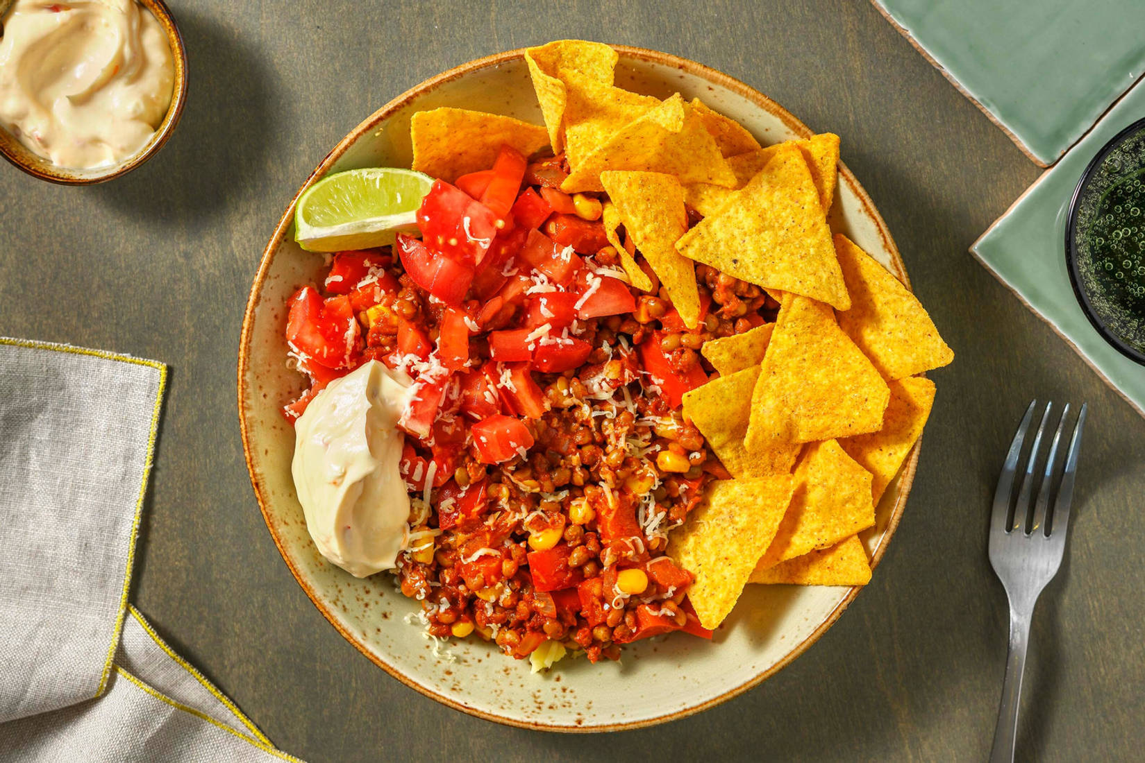 Mexicaans gekruide linzenstoof met pittige tortillachips