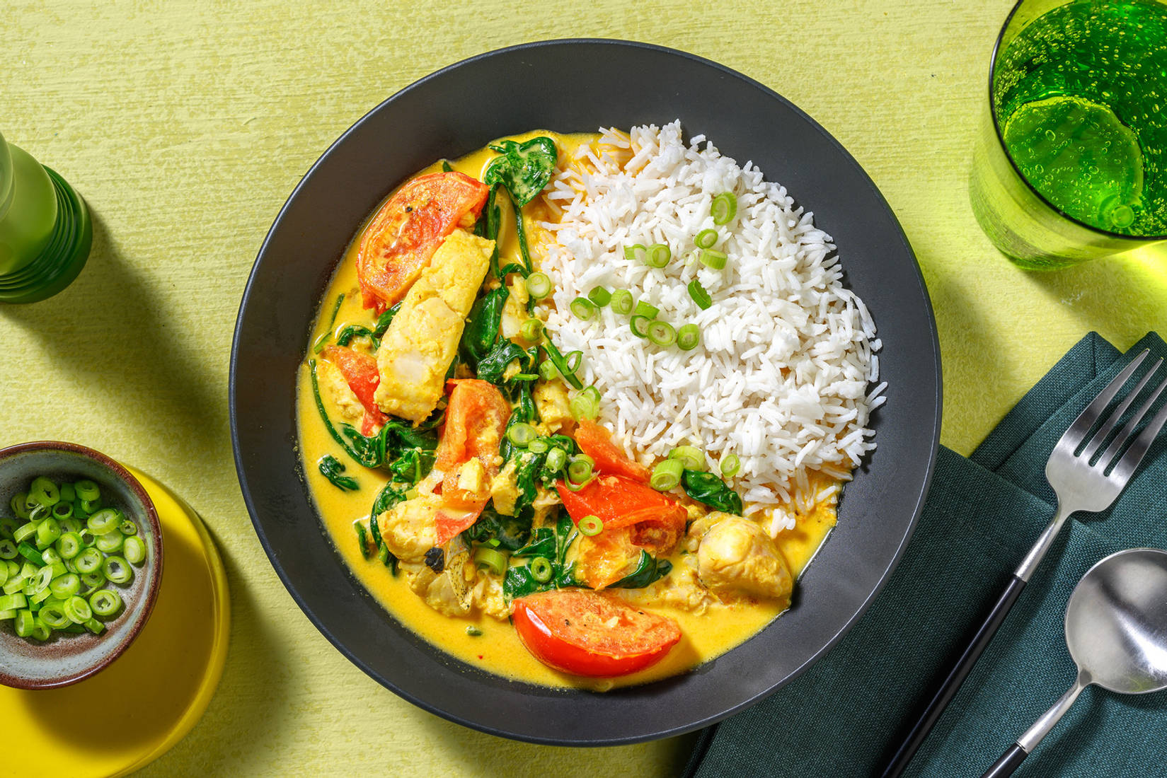 Mildes Fischcurry mit Tomaten und Spinat