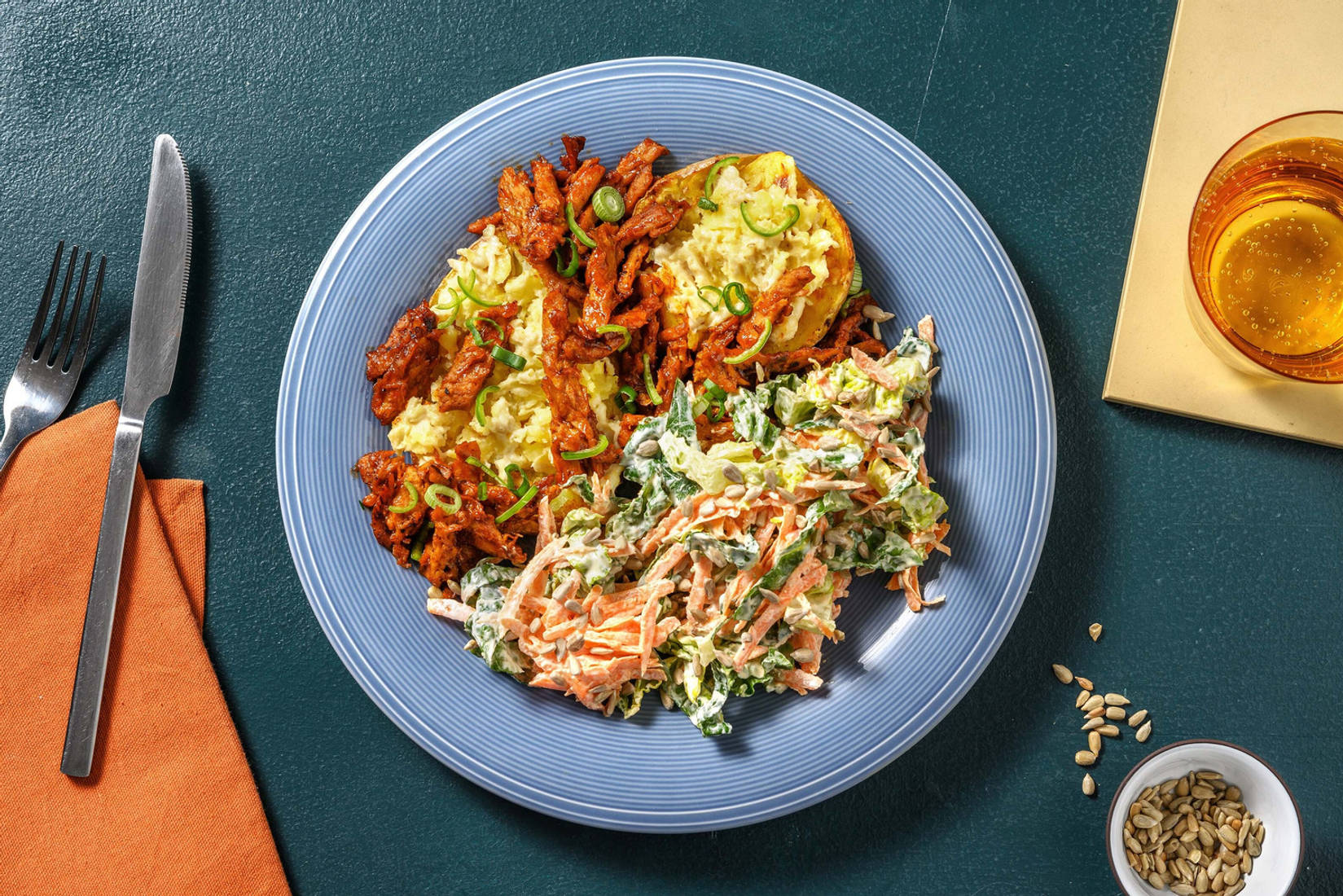 Veganes Pulled in BBQ-Marinade auf Ofenkartoffel