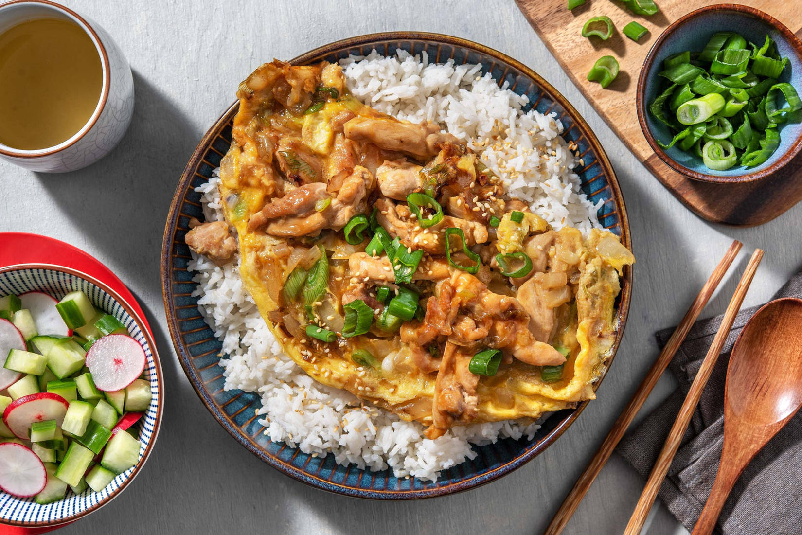 Oyakodon avec une omelette au poulet et oignon nouveau