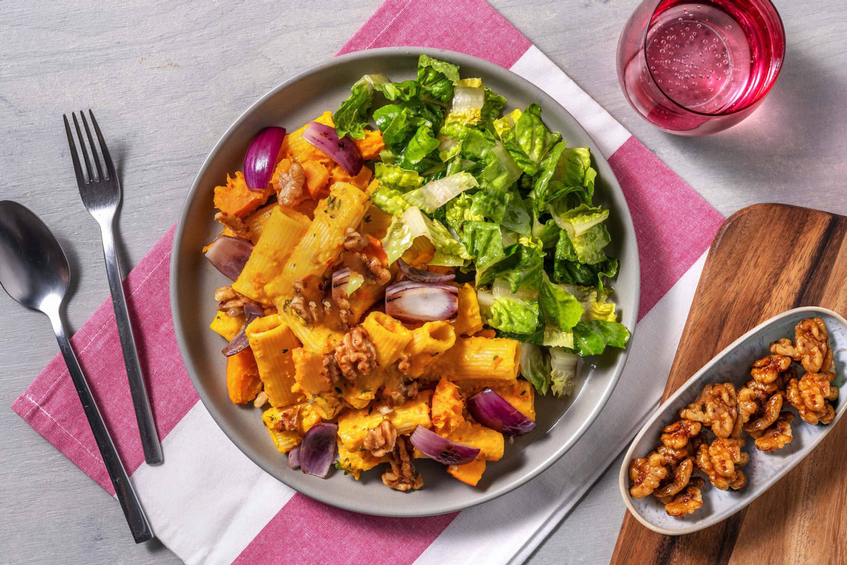 Paccheri-Pasta mit Kürbissoße & kandierten Walnüssen