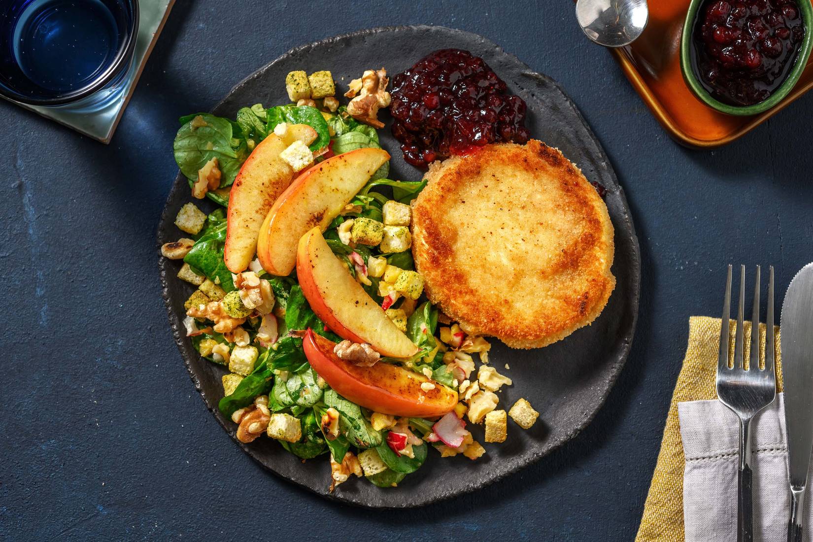 Panierter Camembert mit gebratenem Apfel