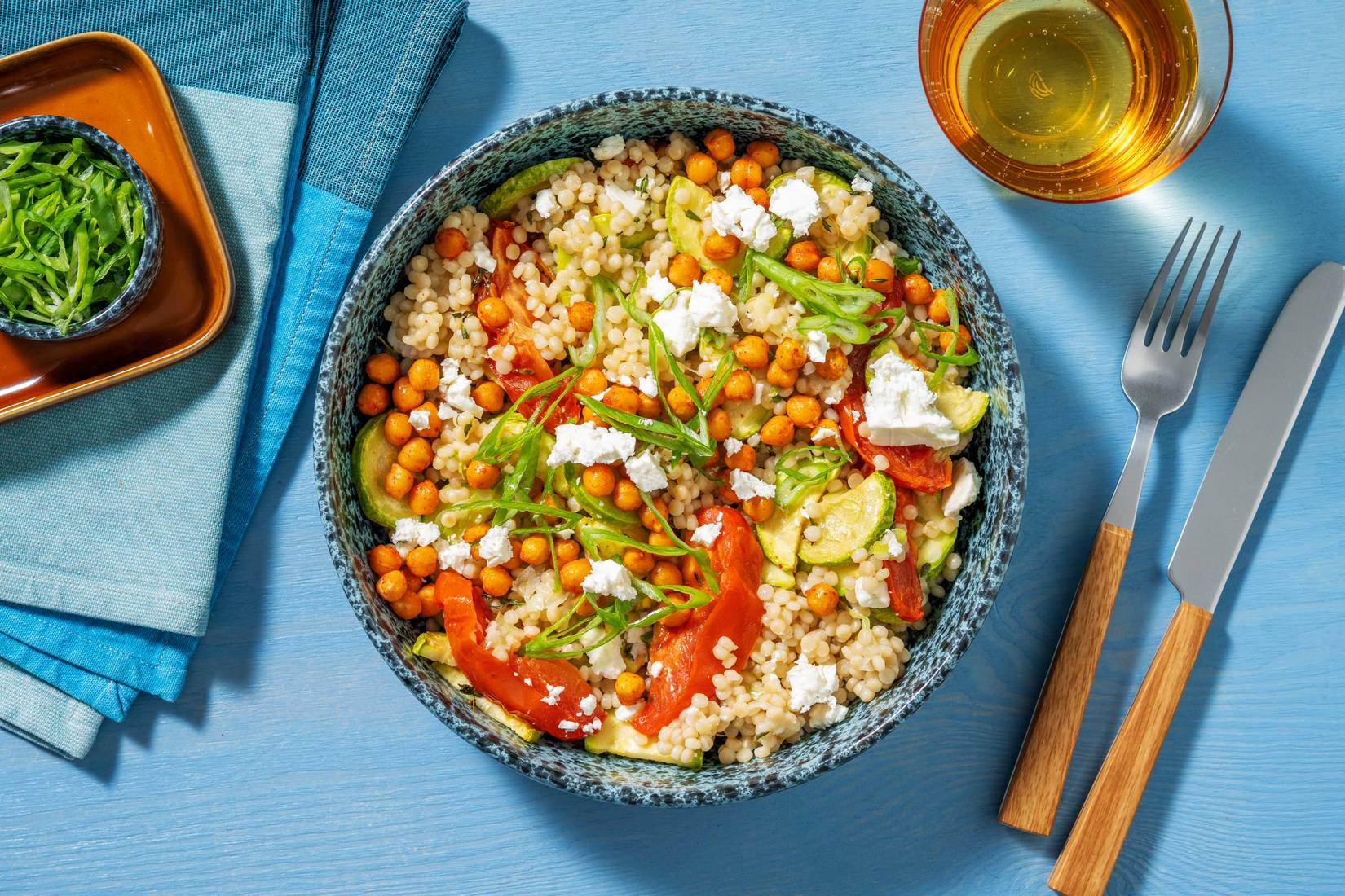 Parelcouscous met feta en gepofte kikkererwten