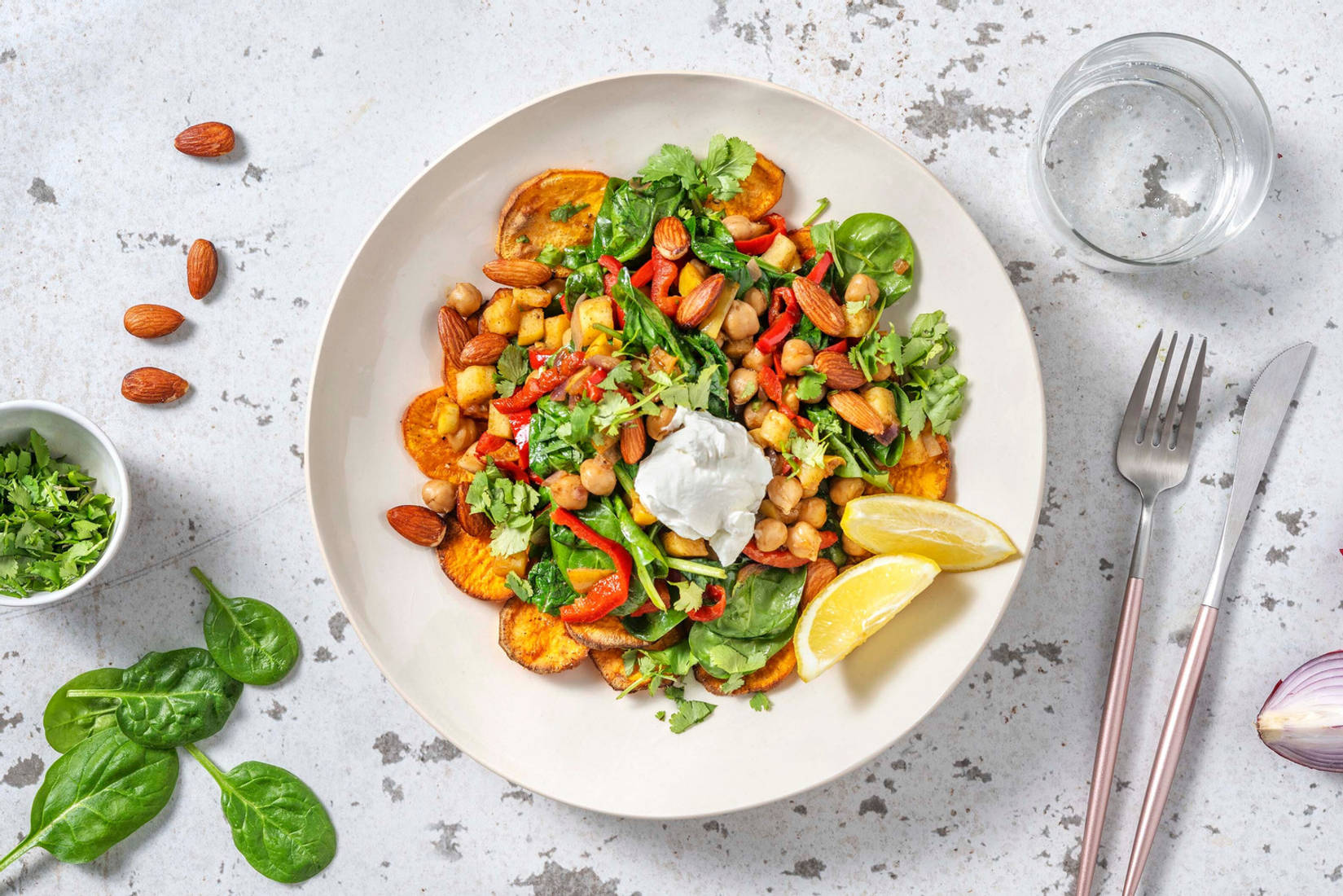 Patate douce rôtie, épinards et lebné