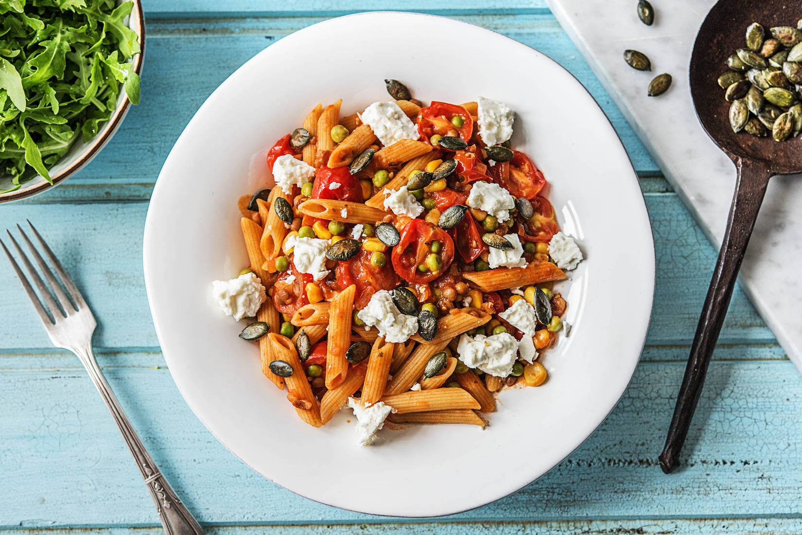 Penne met linzen-bolognesesaus en feta