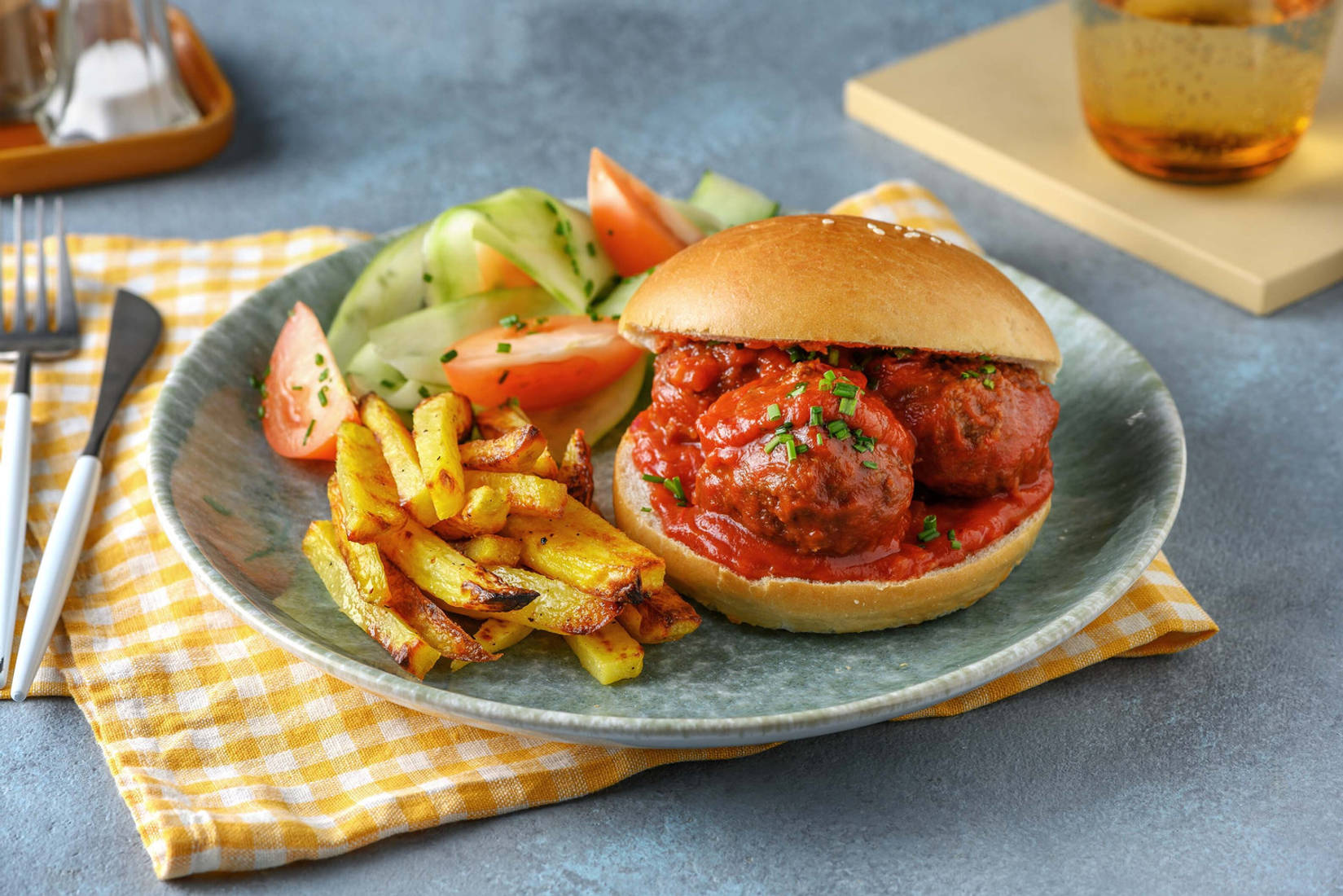 Petit pain aux boulettes de viande en sauce barbecue légèrement piquante