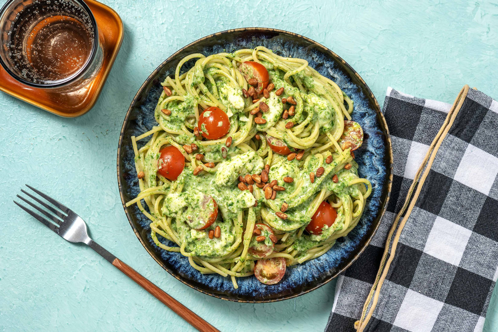 Popeye-Spaghetti mit Mozzarella-Konfetti 