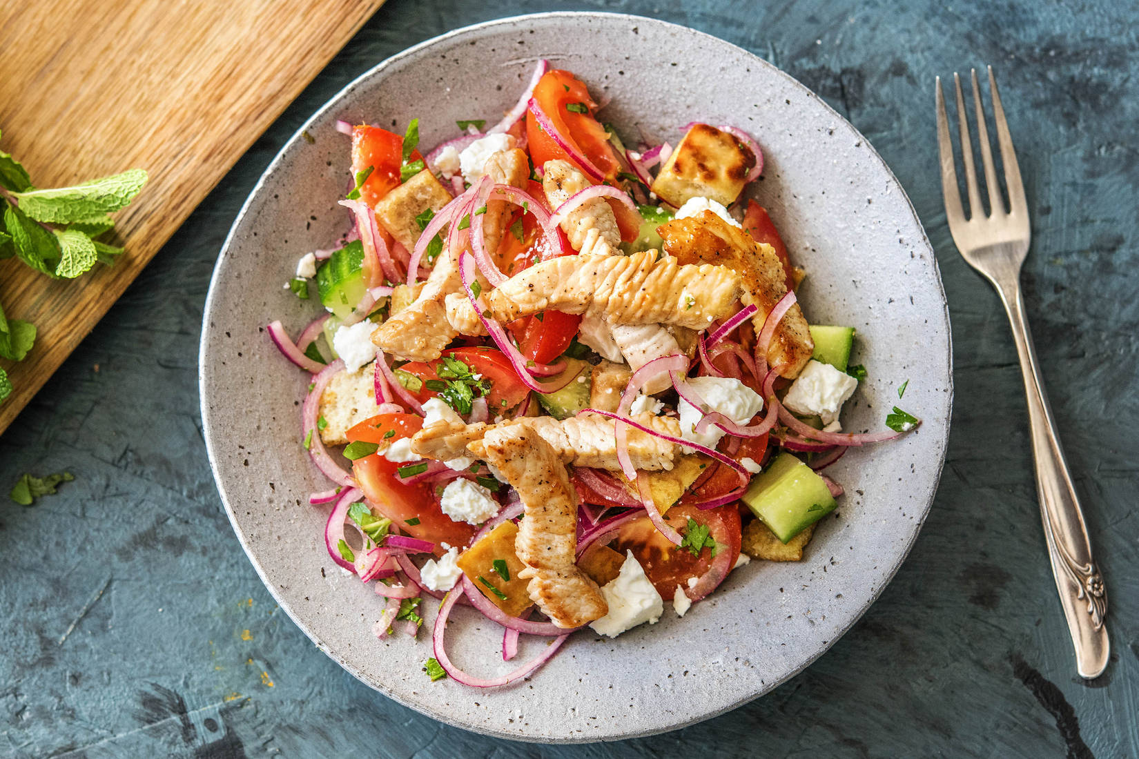Putenbrust auf griechischem Salat