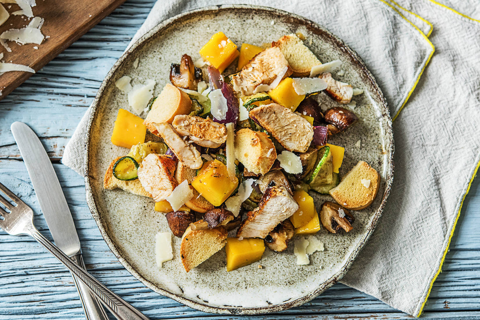 Putenbruststreifen auf Mango-Brot-Salat