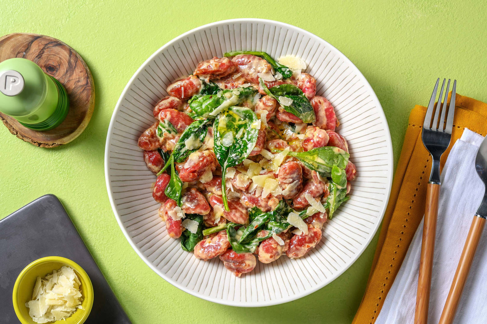 Randen-Gnocchi in Speck-Rahmsauce