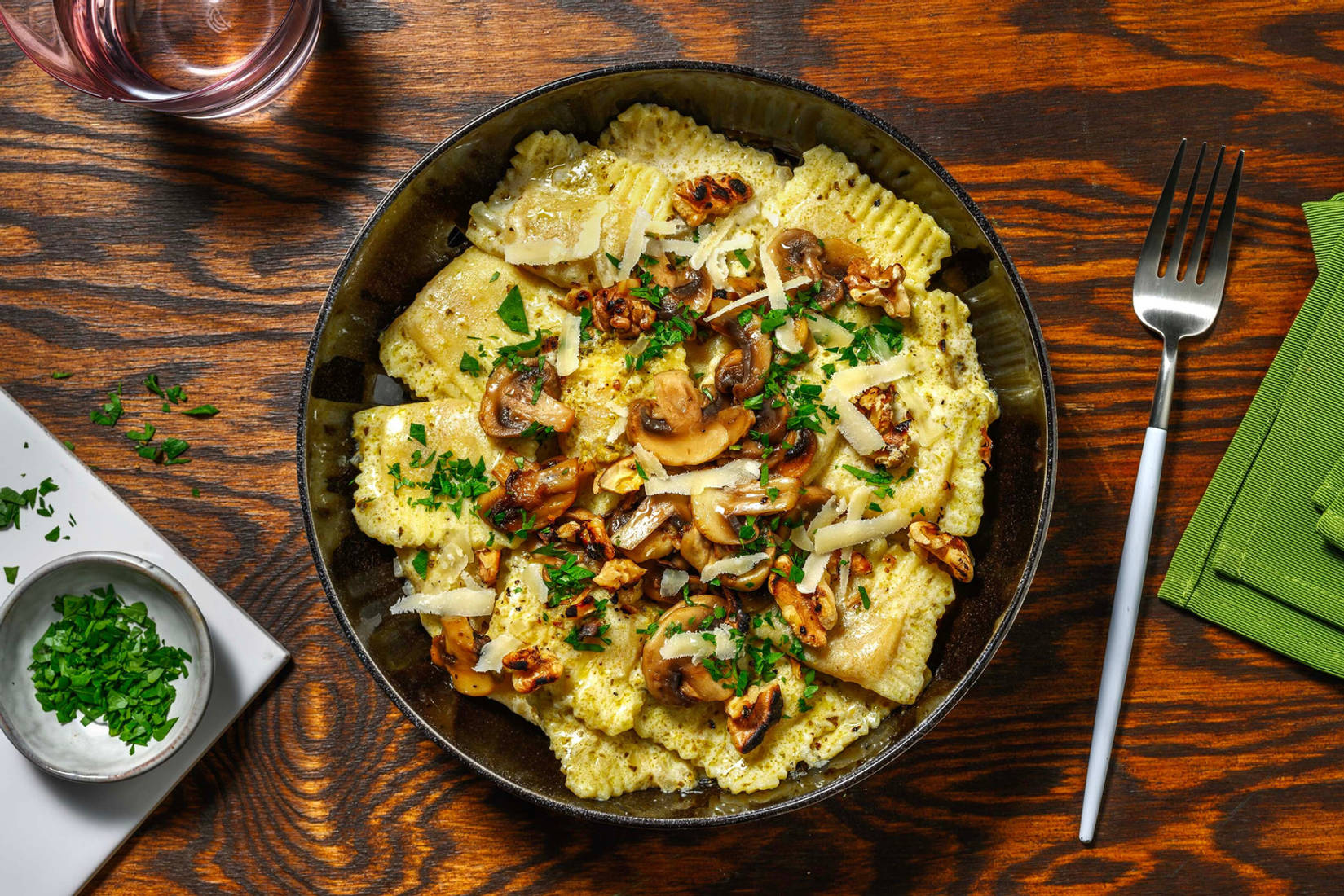 Raviolis aux champignons et sauce crémeuse au pesto