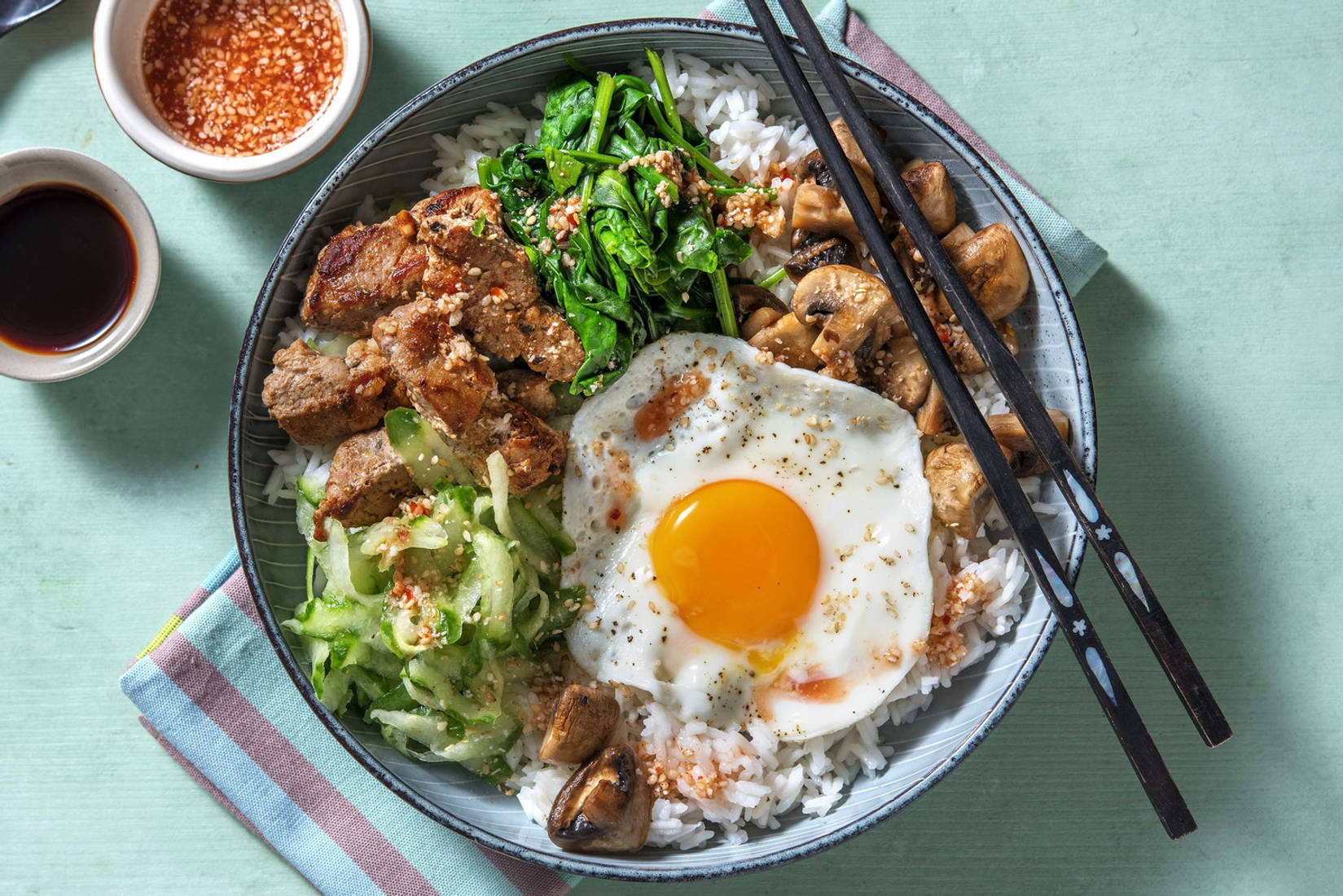 Rijstbowl met varkenshaasreepjes en een spiegelei