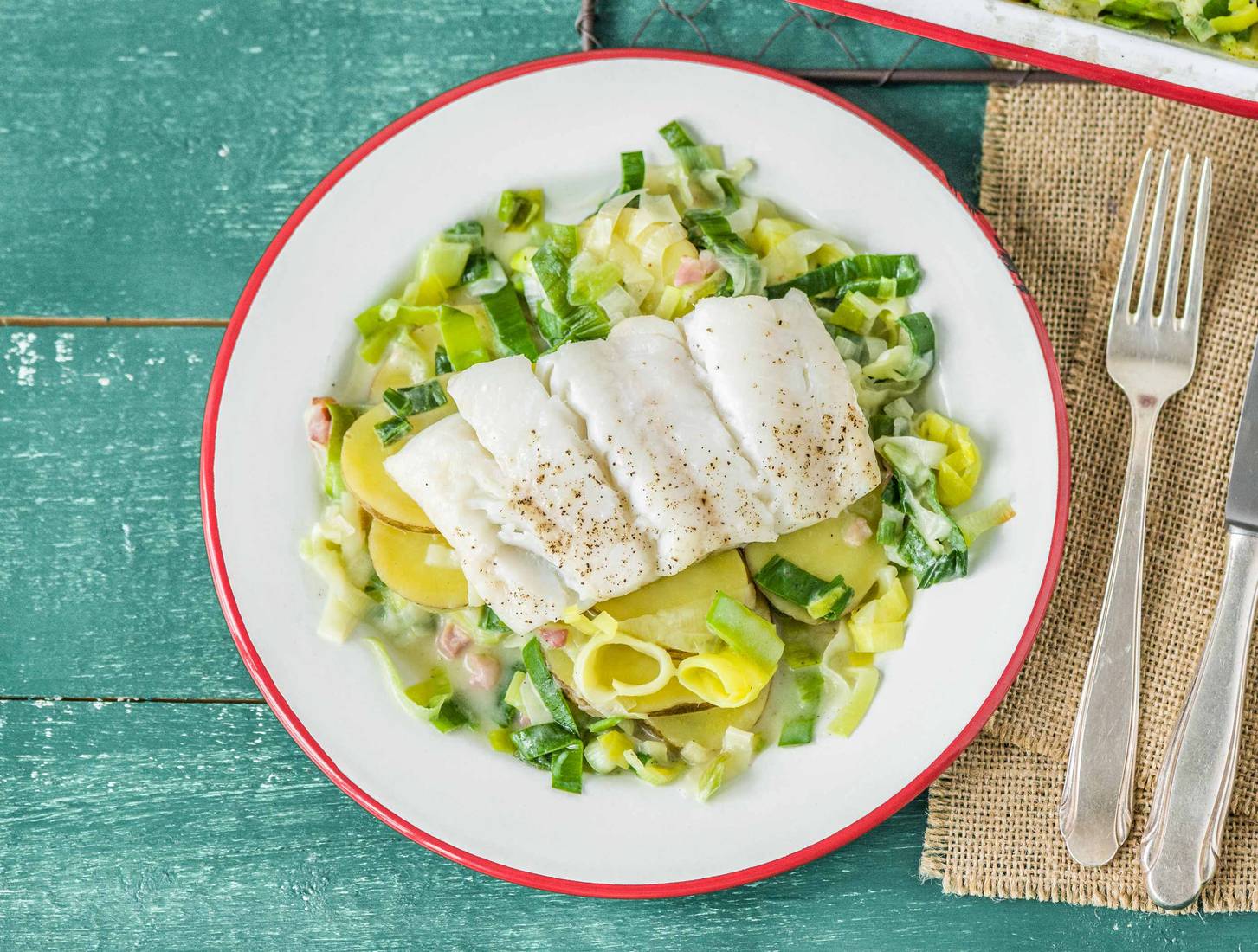 Romige aardappelschotel met kabeljauw en spekjes