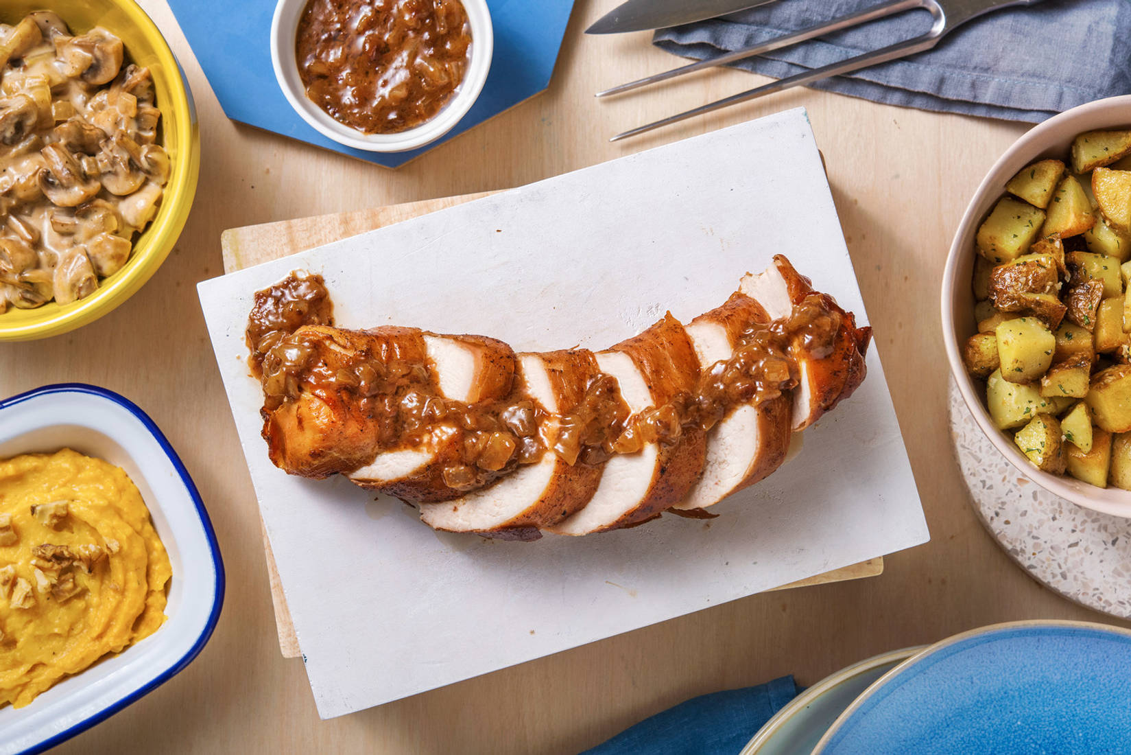 Roulade de dinde au jambon serrano, sauce canneberges-balsamique