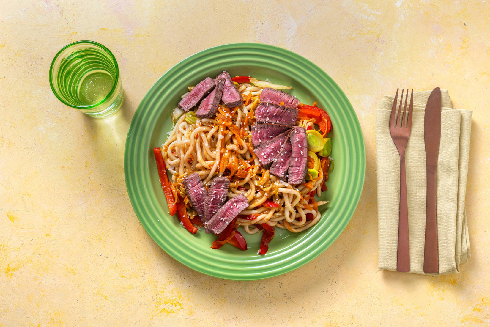 Rumsteak et nouilles au mélange de légumes asiatiques