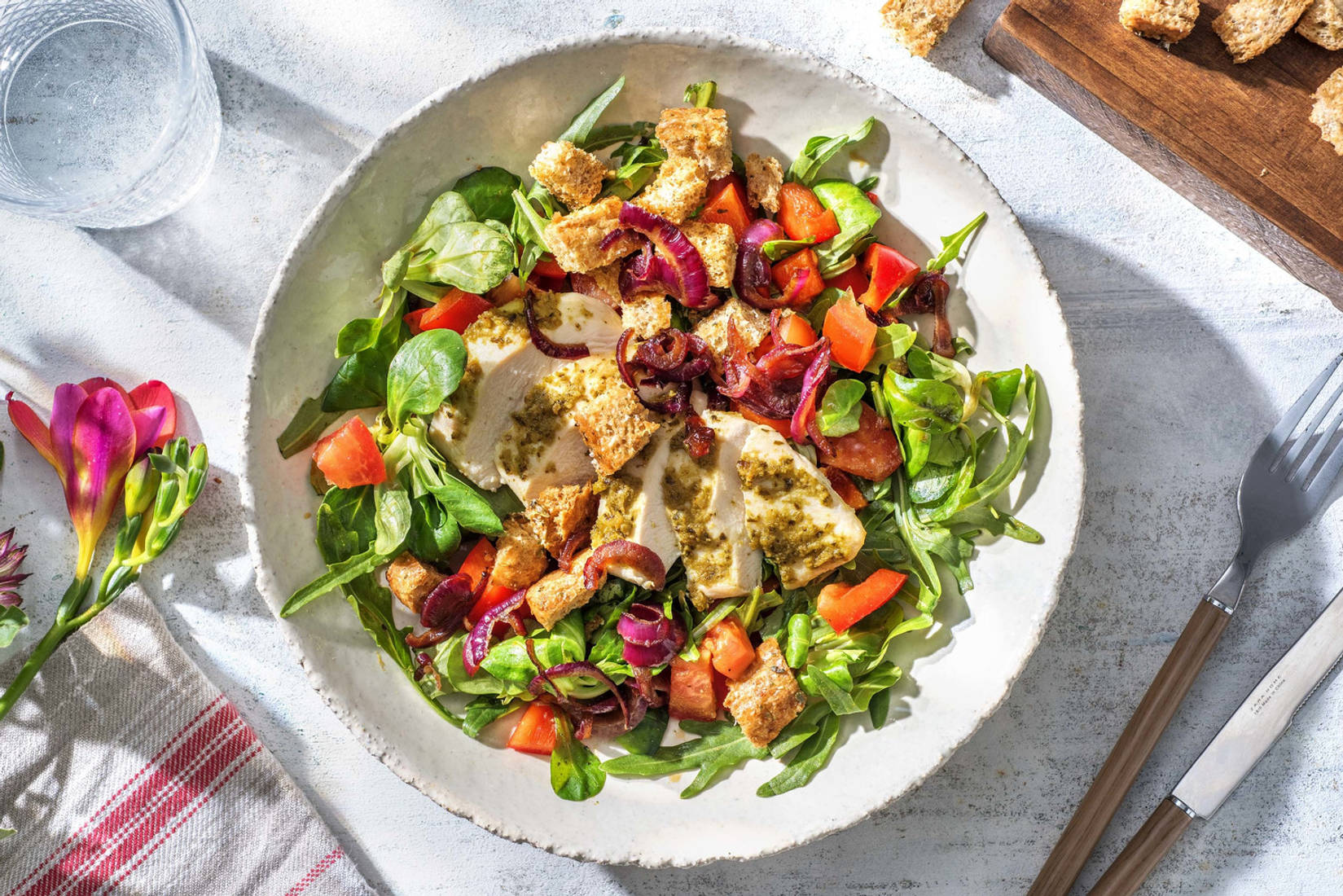 Salade à l'italienne et filet de poulet rôti