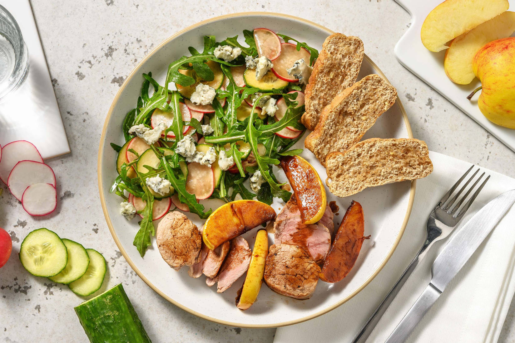 Salade de filet de porc, pomme caramélisée et fromage bleu